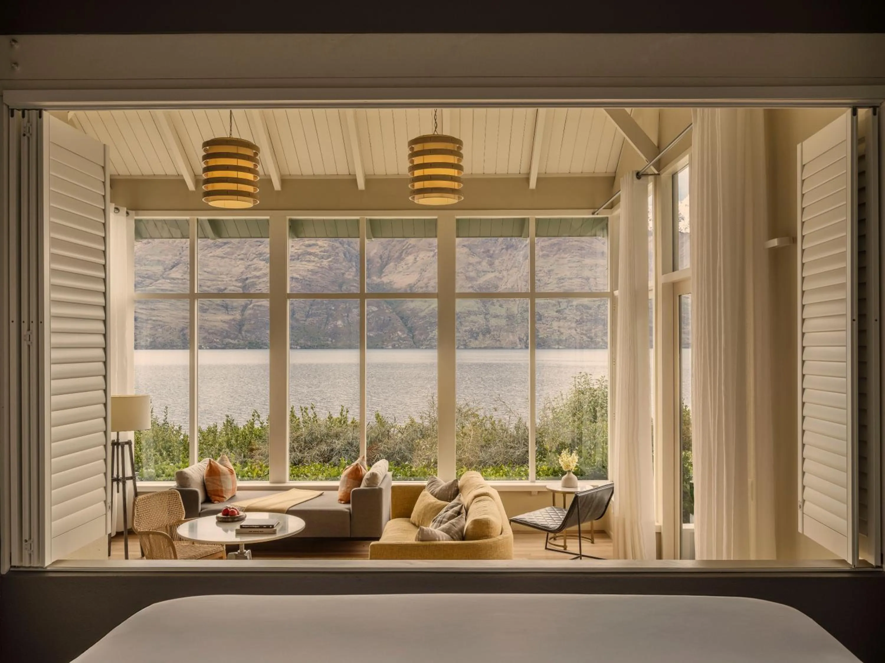 Living room, Bed in Rosewood Matakauri