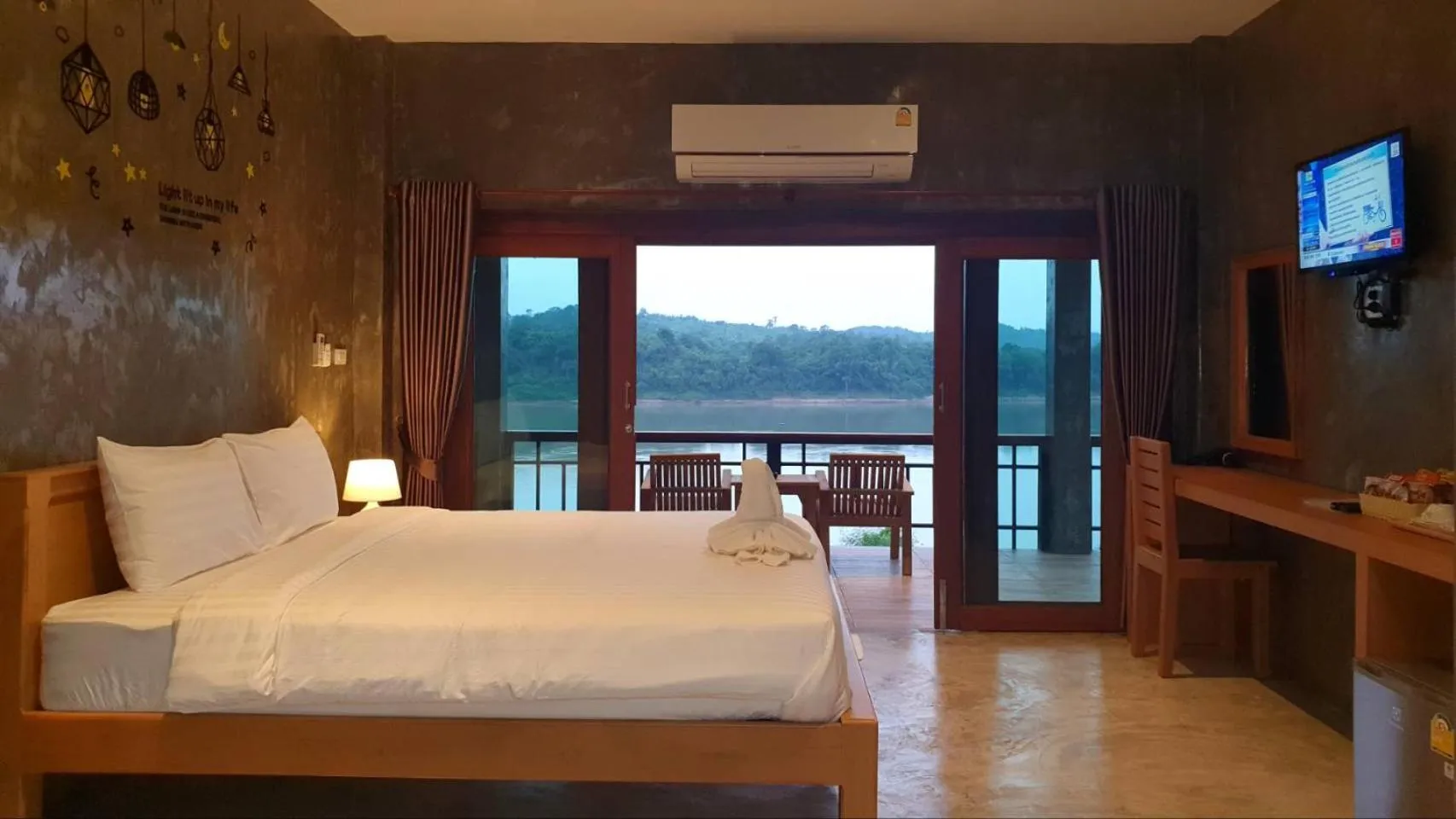 Bed in Chiang Klong Riverside Resort