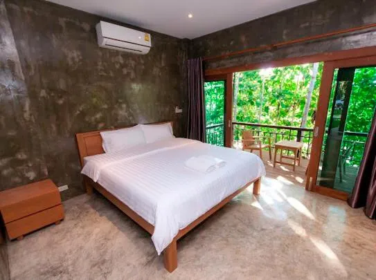 Bed in Chiang Klong Riverside Resort
