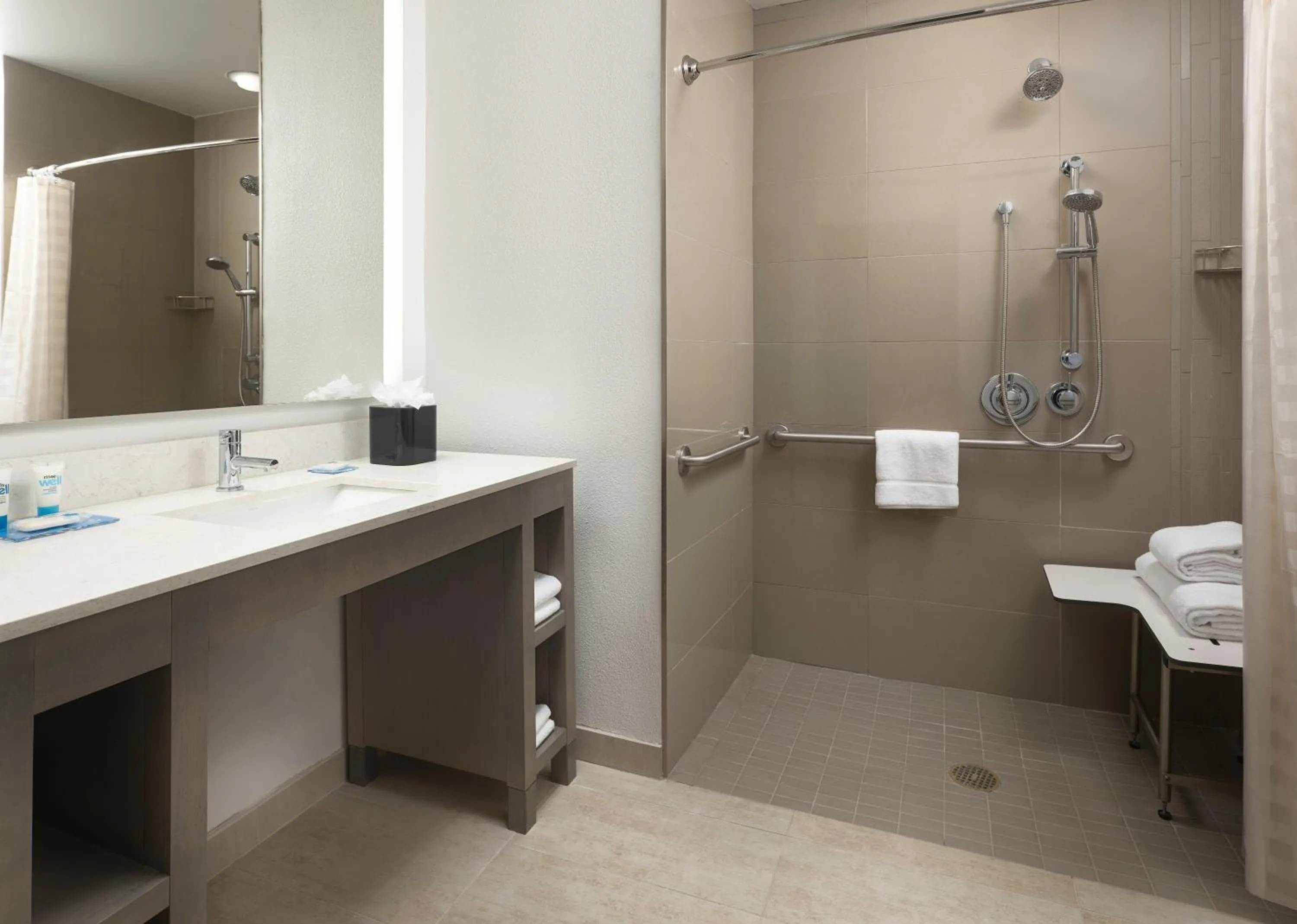 Bathroom in Hyatt House San Jose Airport