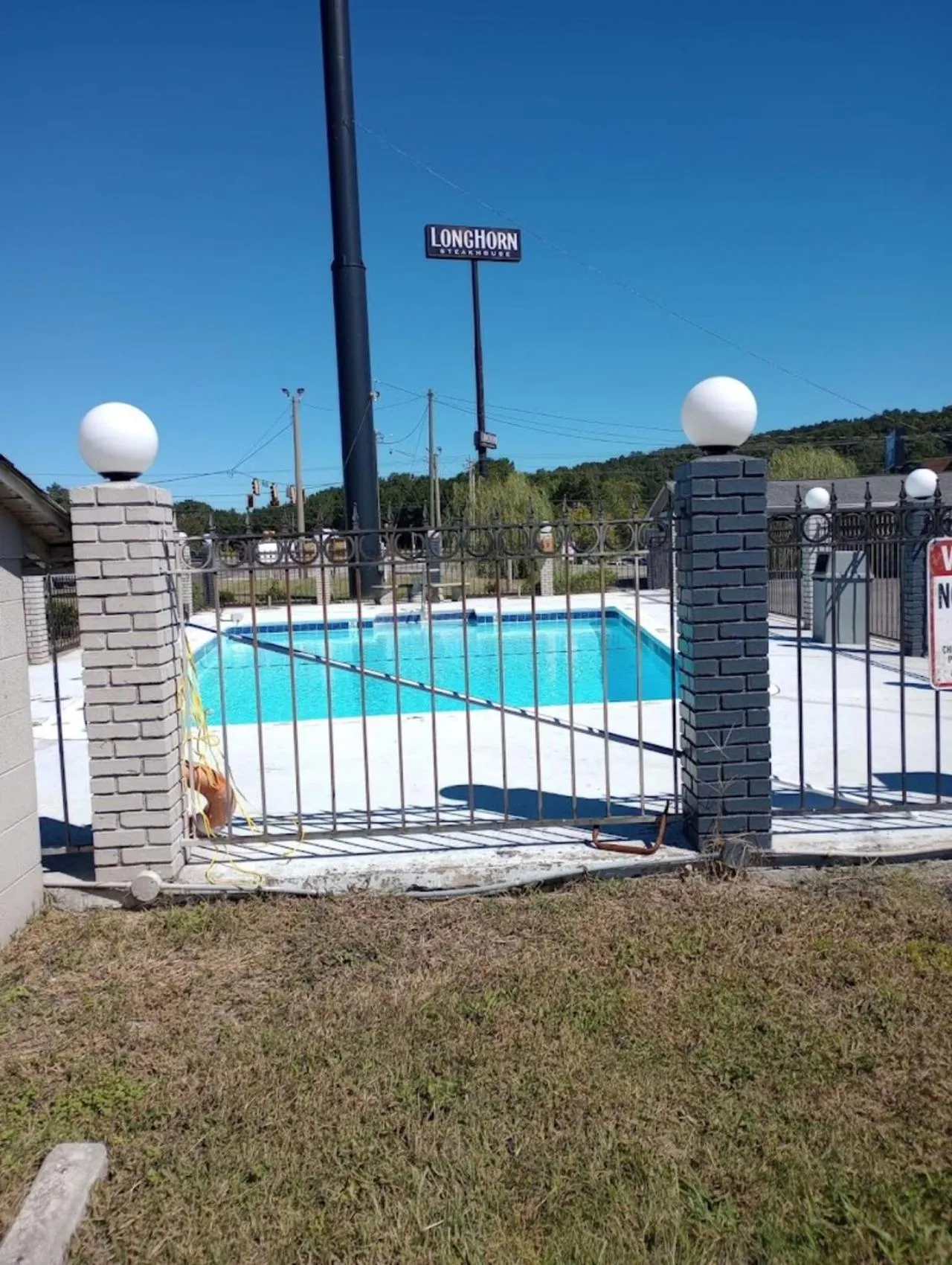 Swimming pool in Rodeway Inn Calhoun South