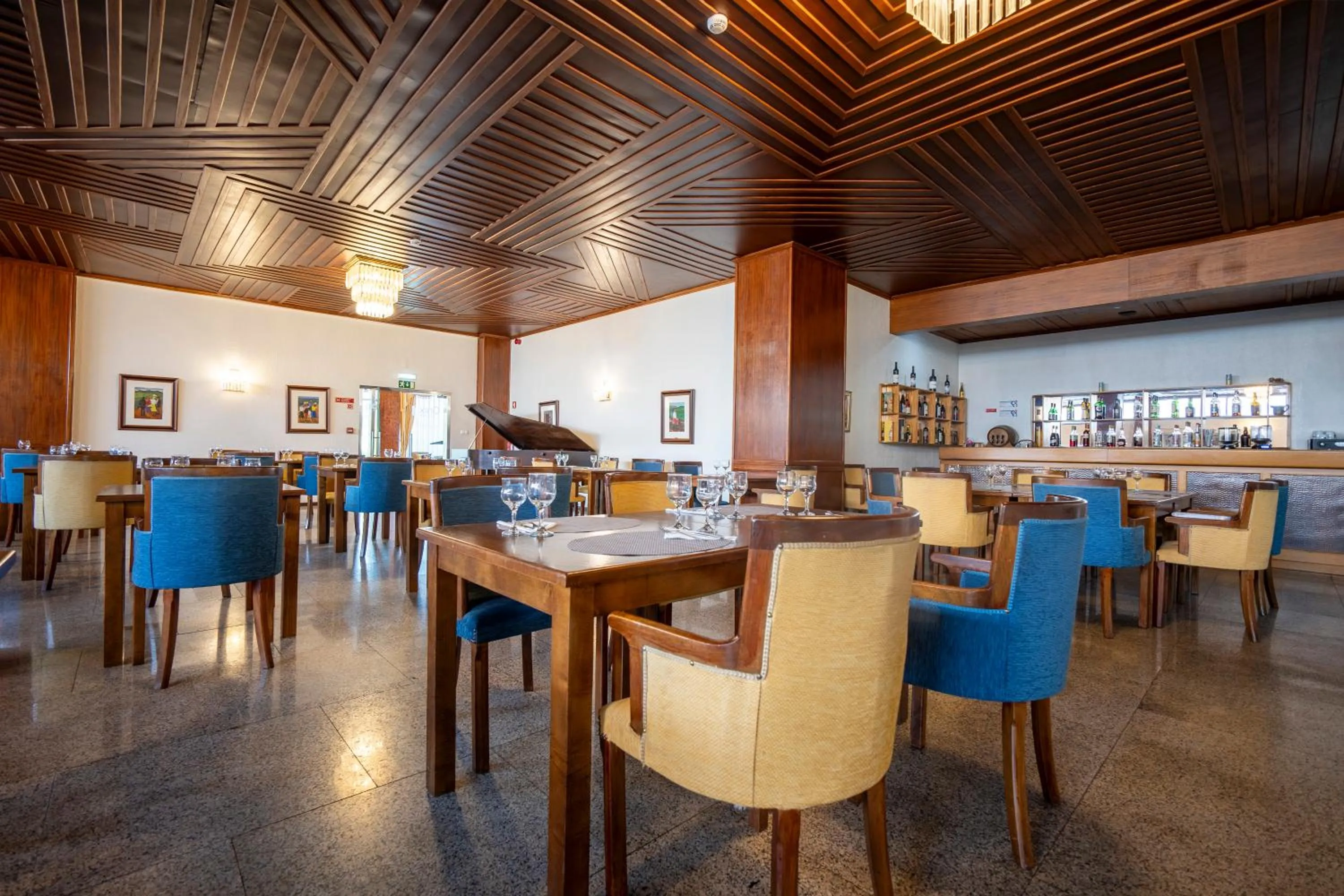 Restaurant/places to eat in Hotel Onix