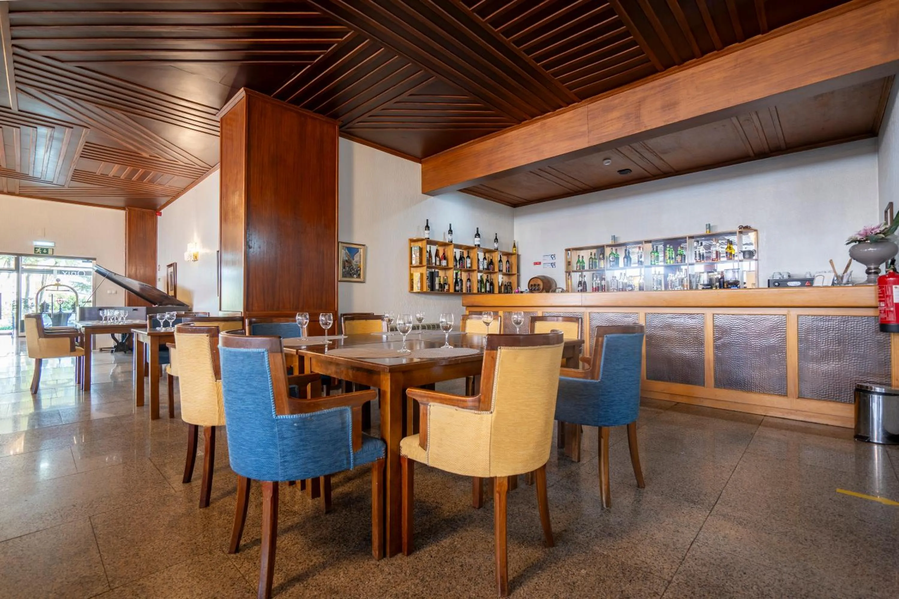 Restaurant/places to eat in Hotel Onix