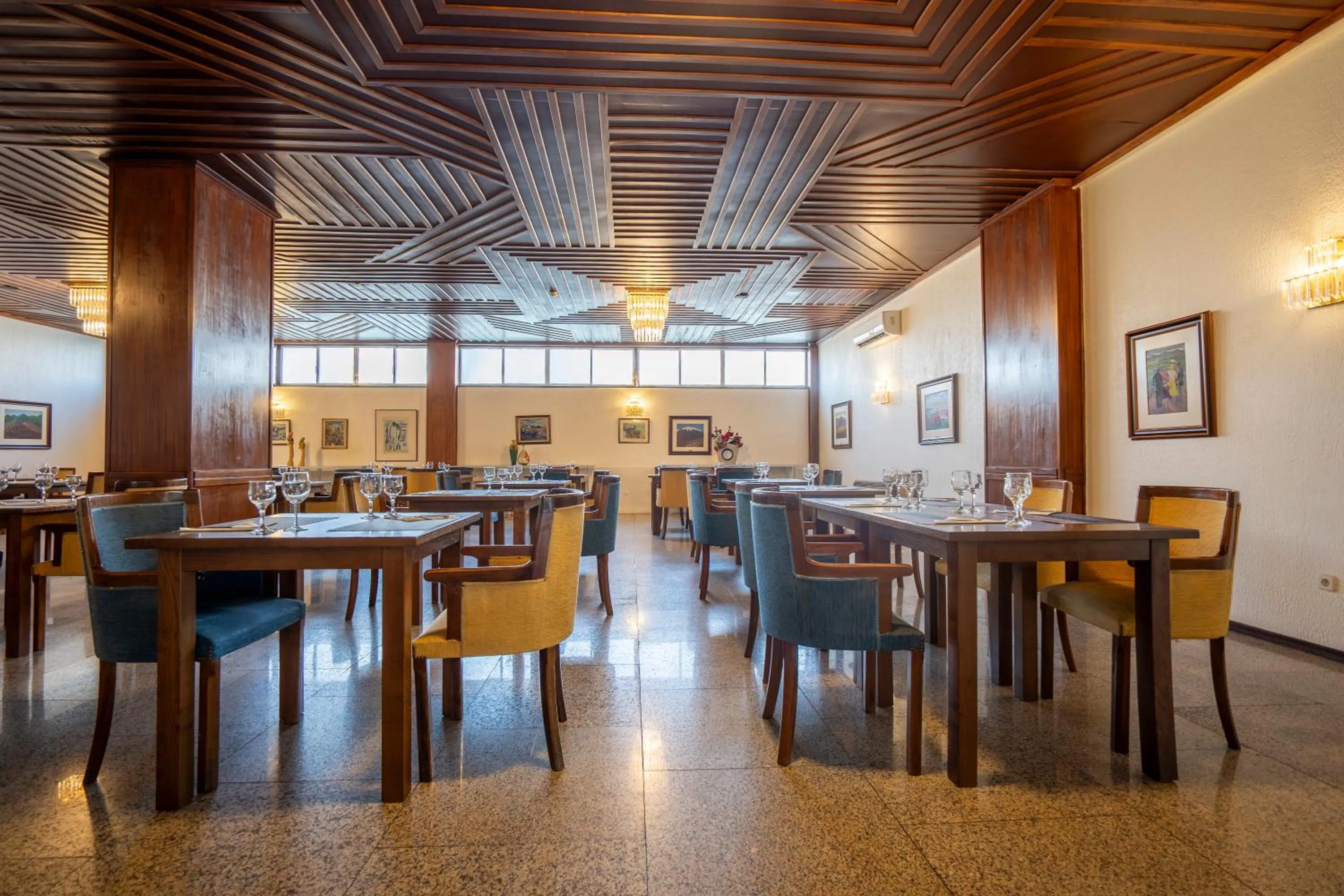 Restaurant/places to eat in Hotel Onix