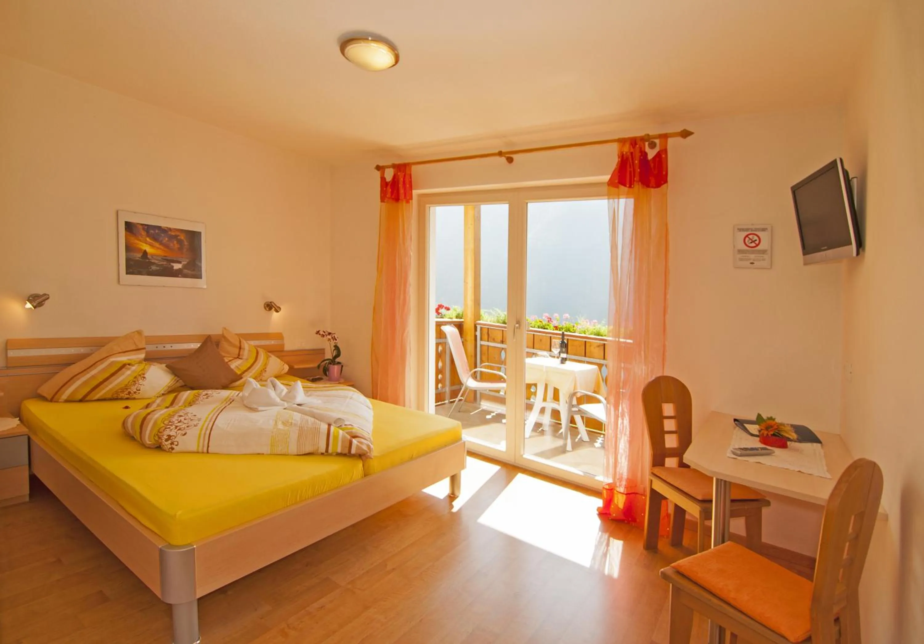 Bedroom, Bed in Gasthaus Jaufenblick