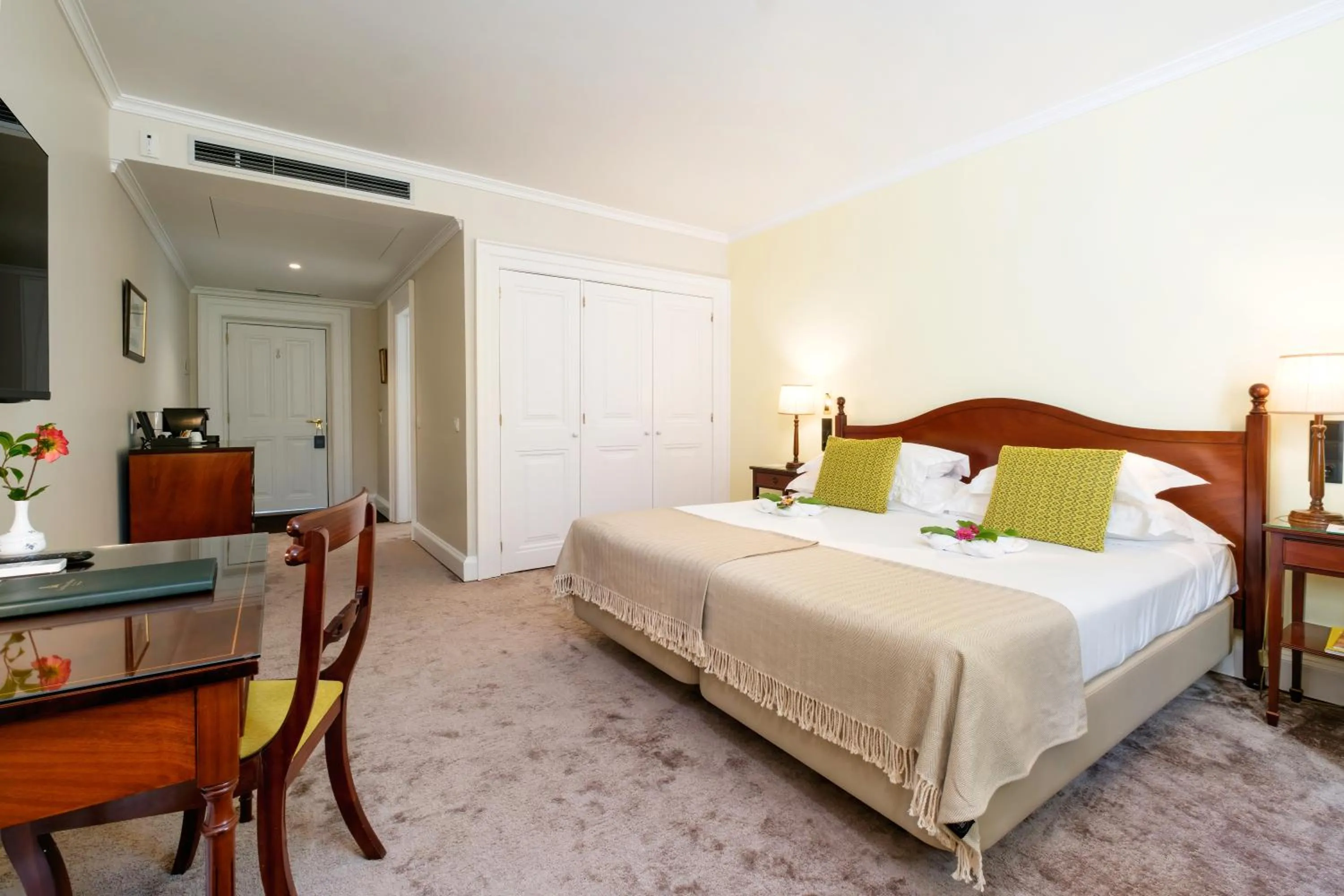 Bedroom, Bed in Casa Velha do Palheiro Relais & Chateaux