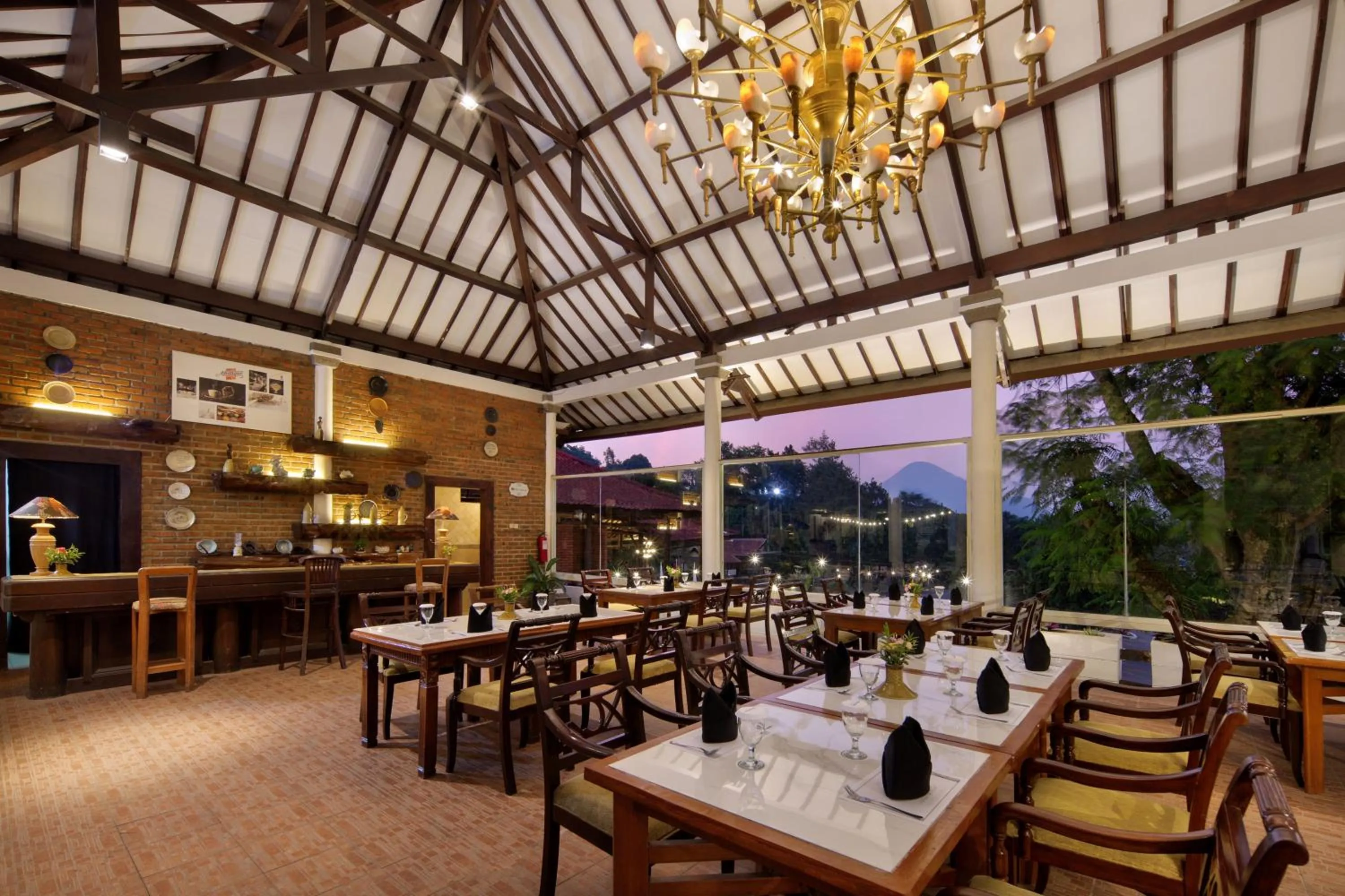 Restaurant/places to eat in Royal Hotel and Villas Trawas