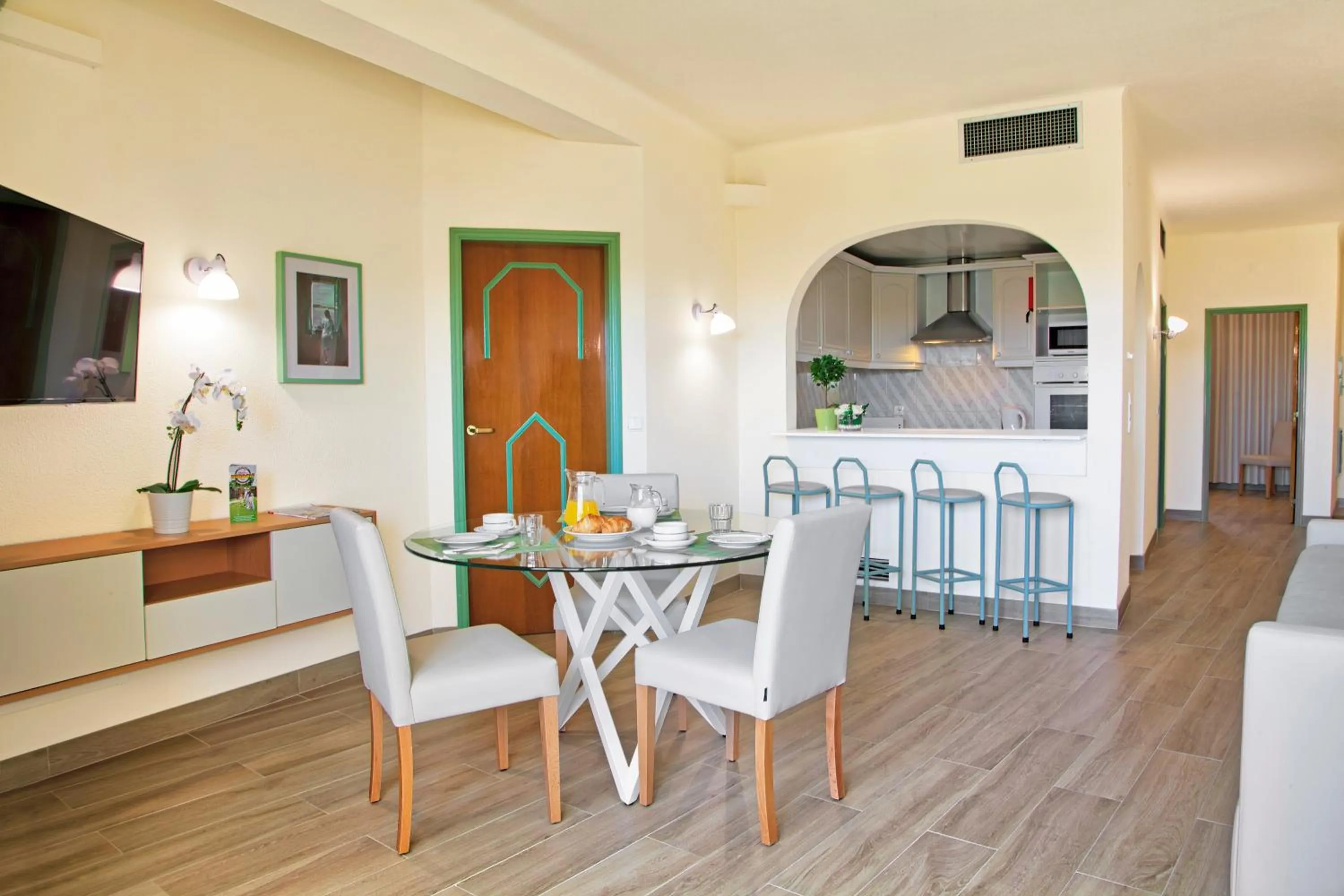 Communal lounge/ TV room in Ondamar Hotel Apartamentos