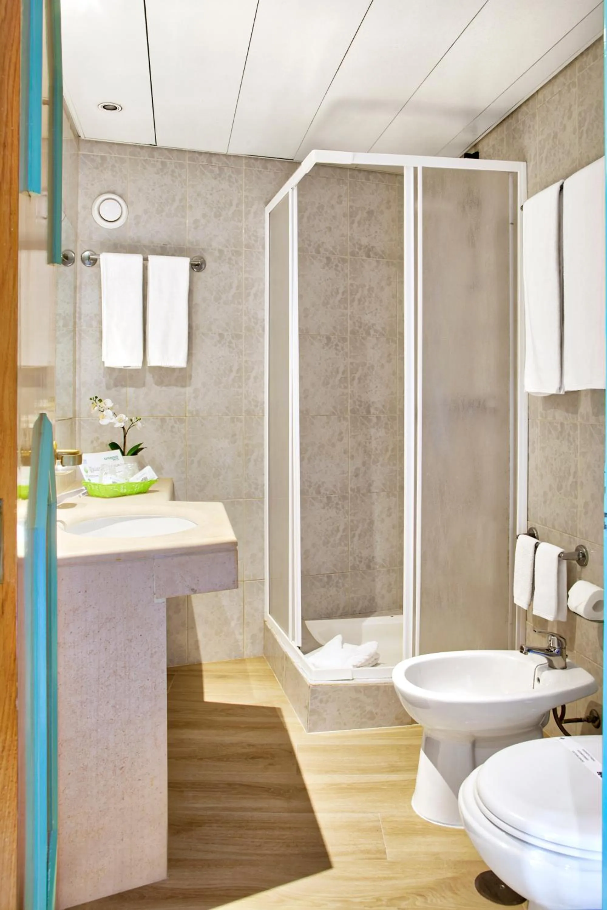 Shower in Ondamar Hotel Apartamentos