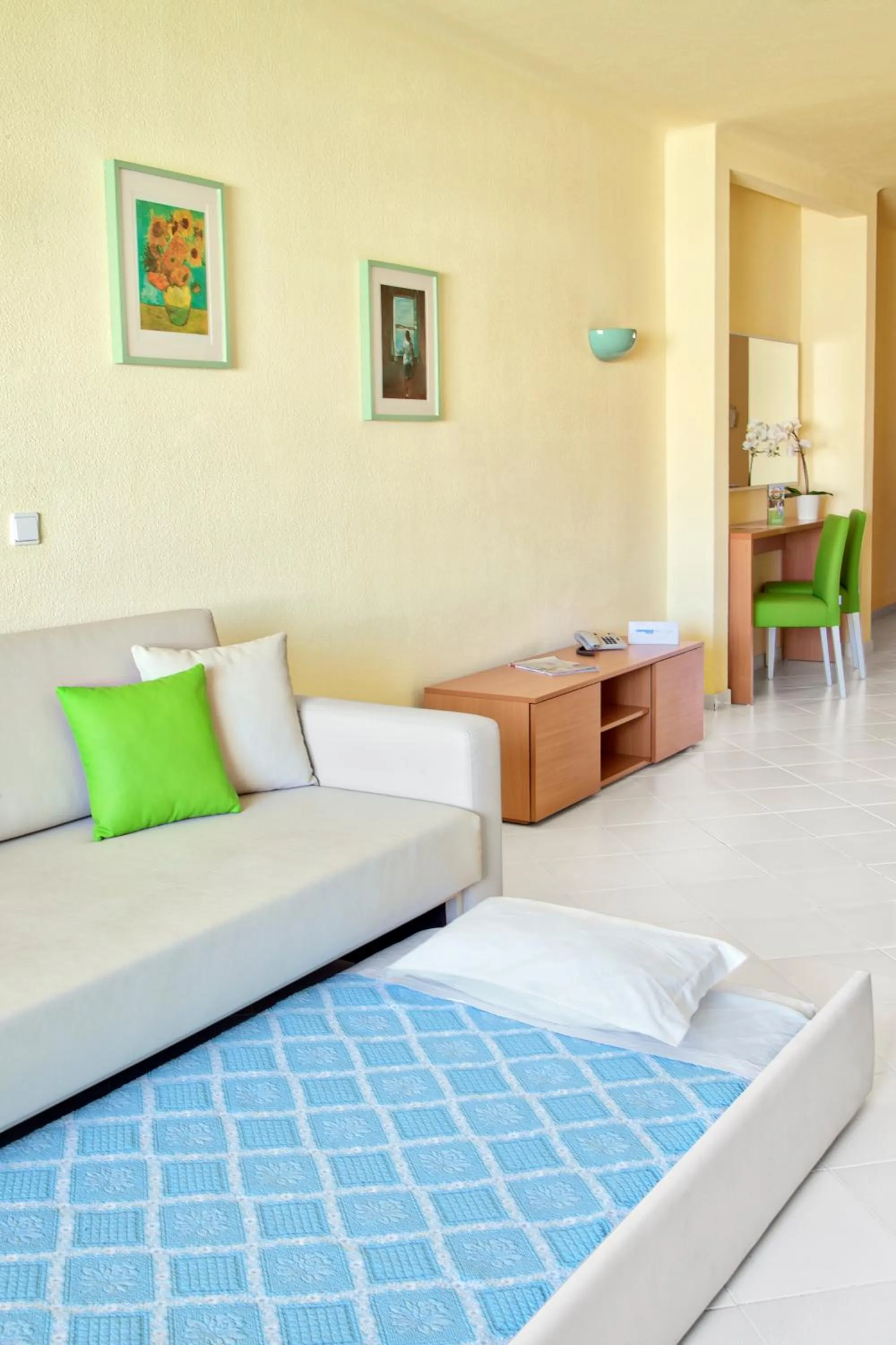 Living room, Bed in Ondamar Hotel Apartamentos