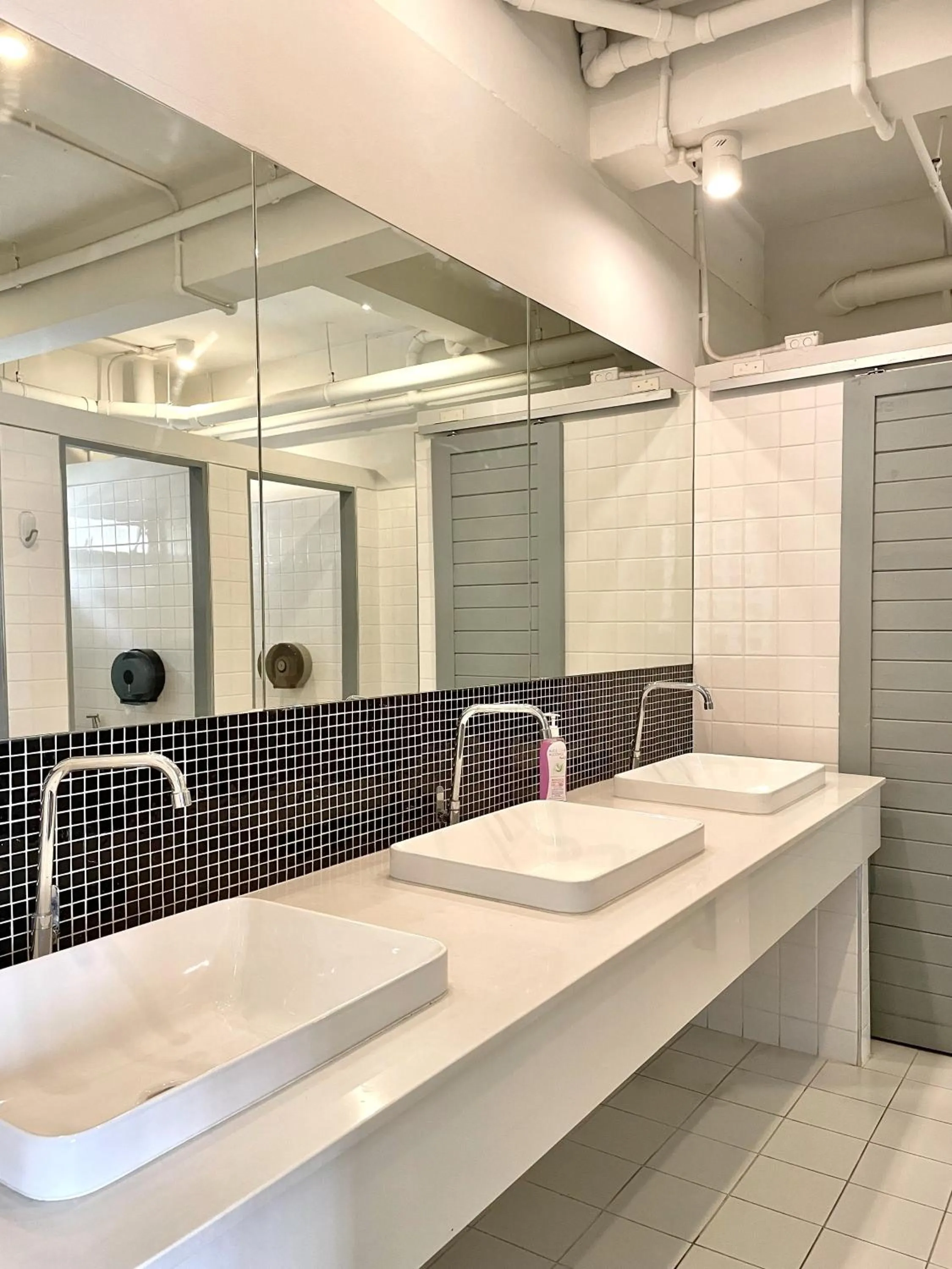 Bathroom in Hobnob Hostel