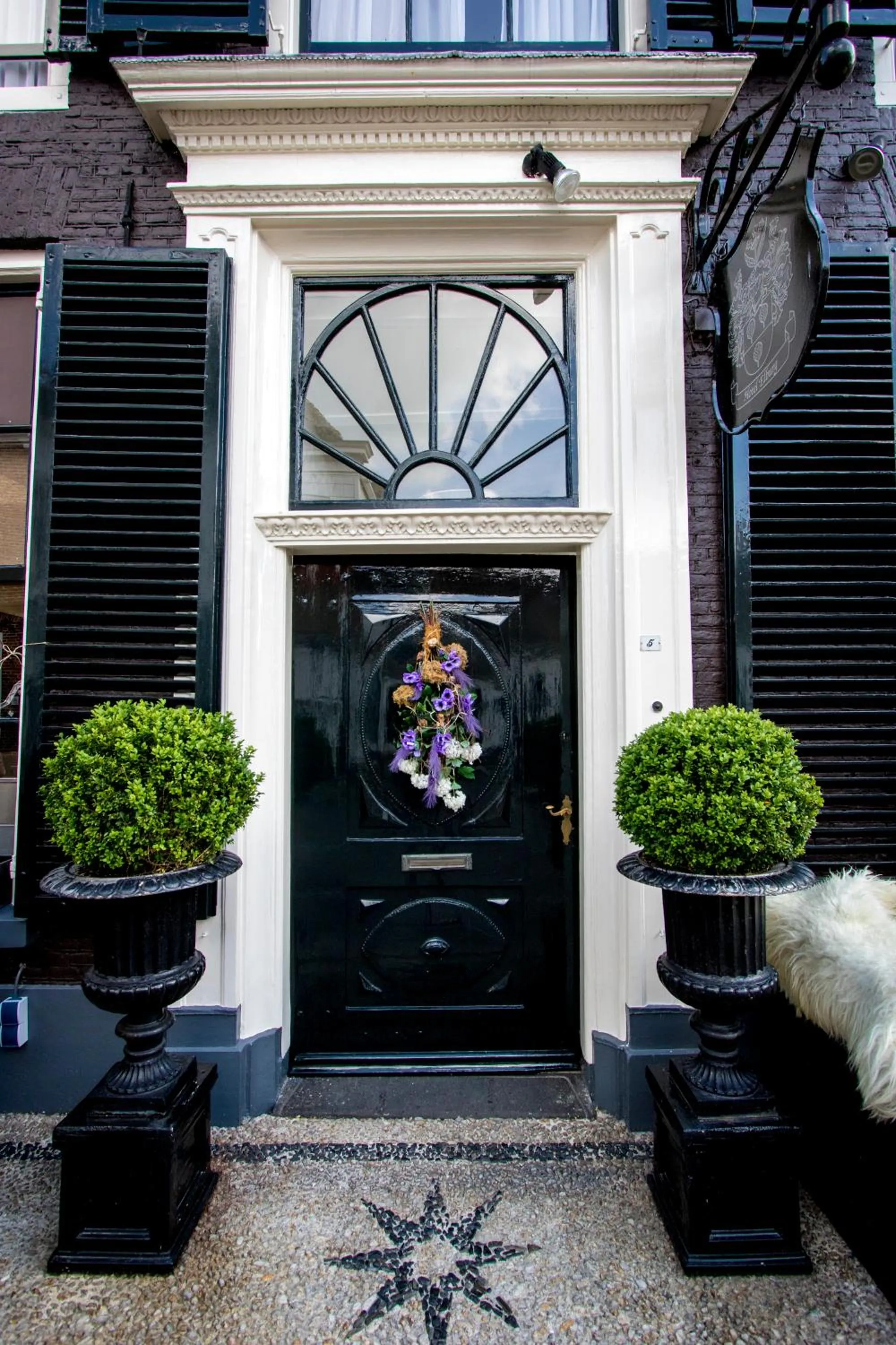 Property building in Boutique Hotel Elburg met Tapperij