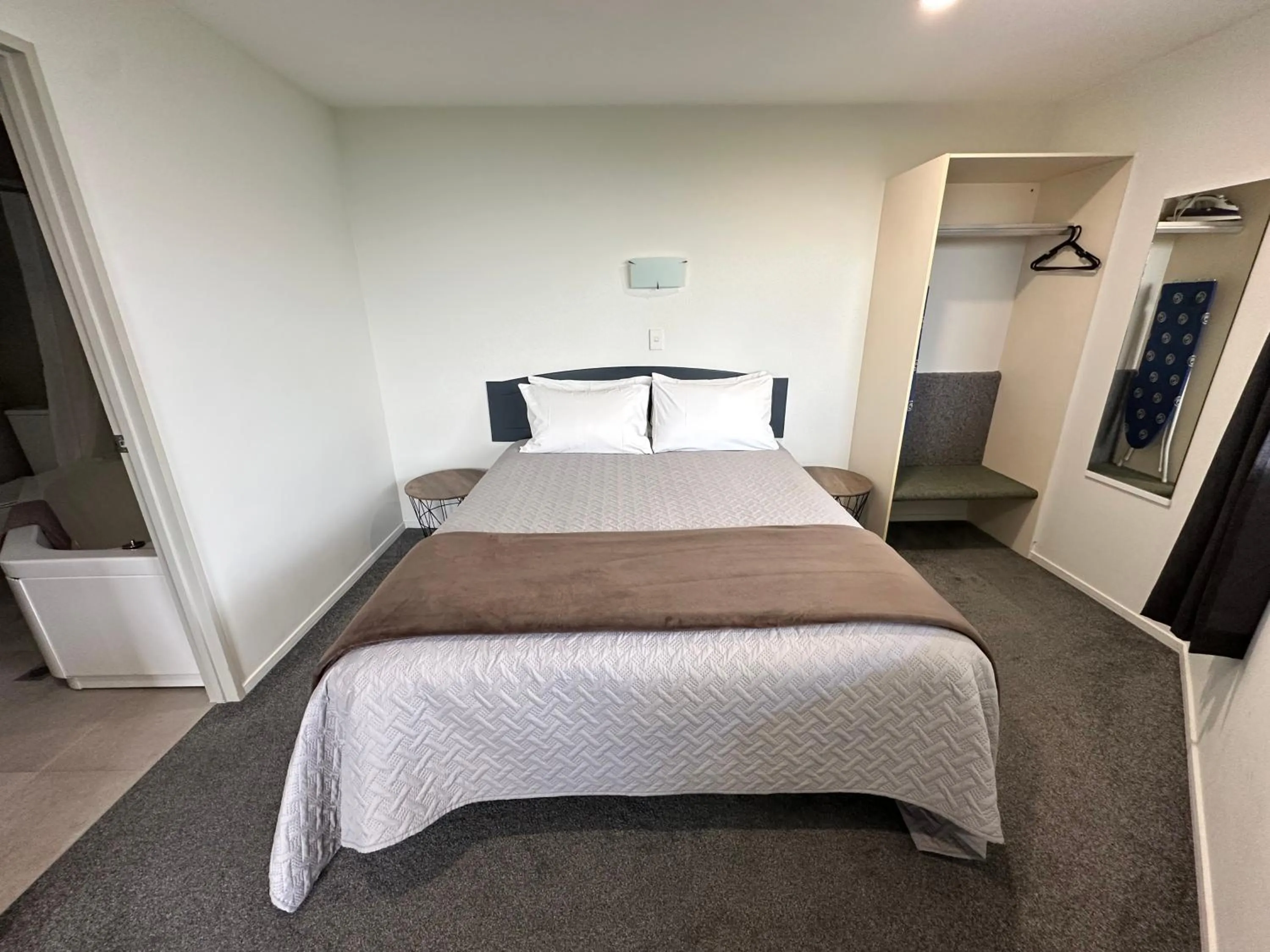 Bedroom, Bed in Baycourt Lakefront Motel