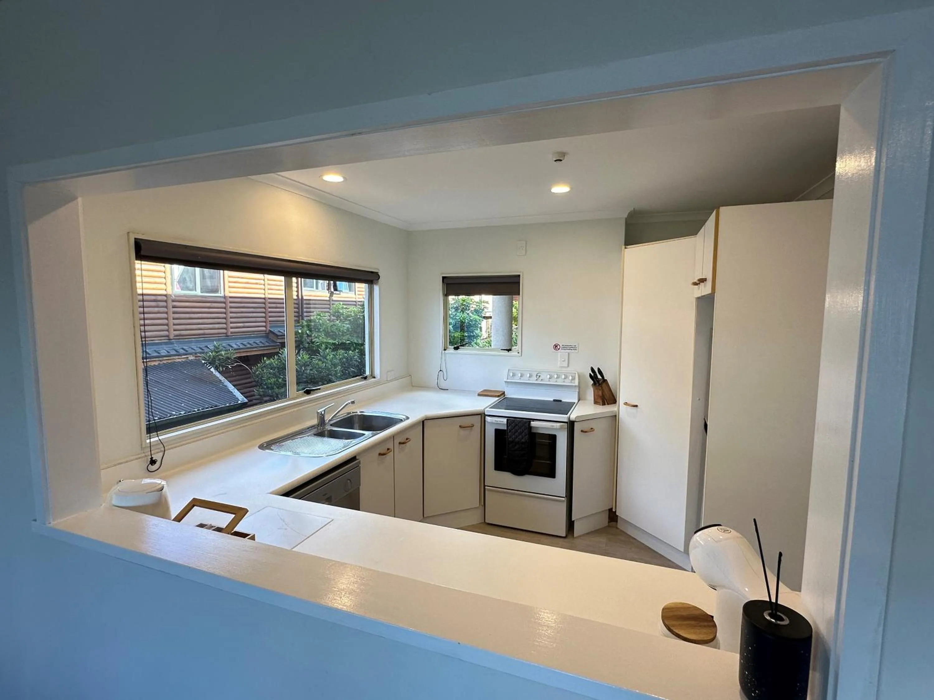 Property building in Baycourt Lakefront Motel