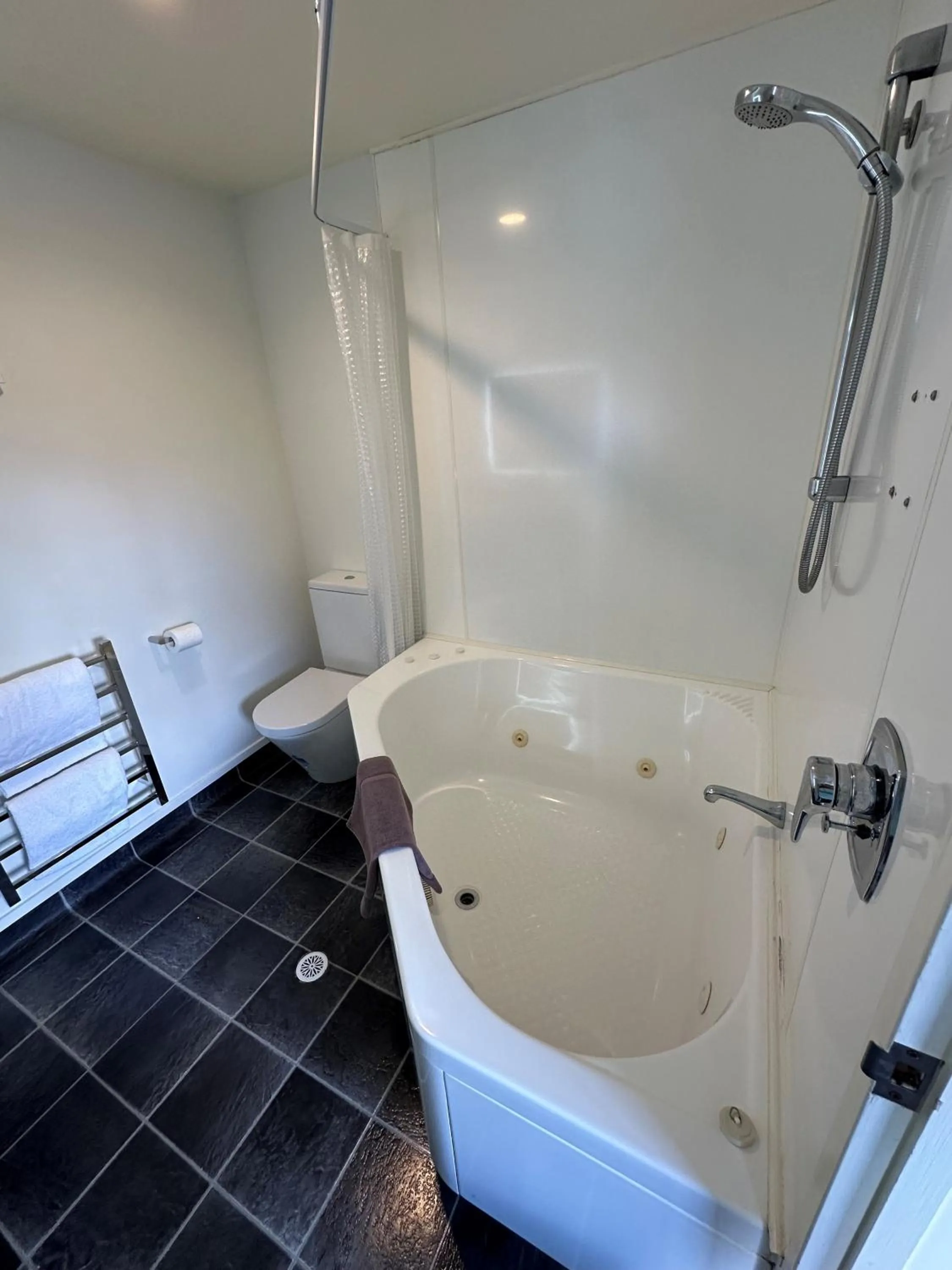 Bathroom in Baycourt Lakefront Motel