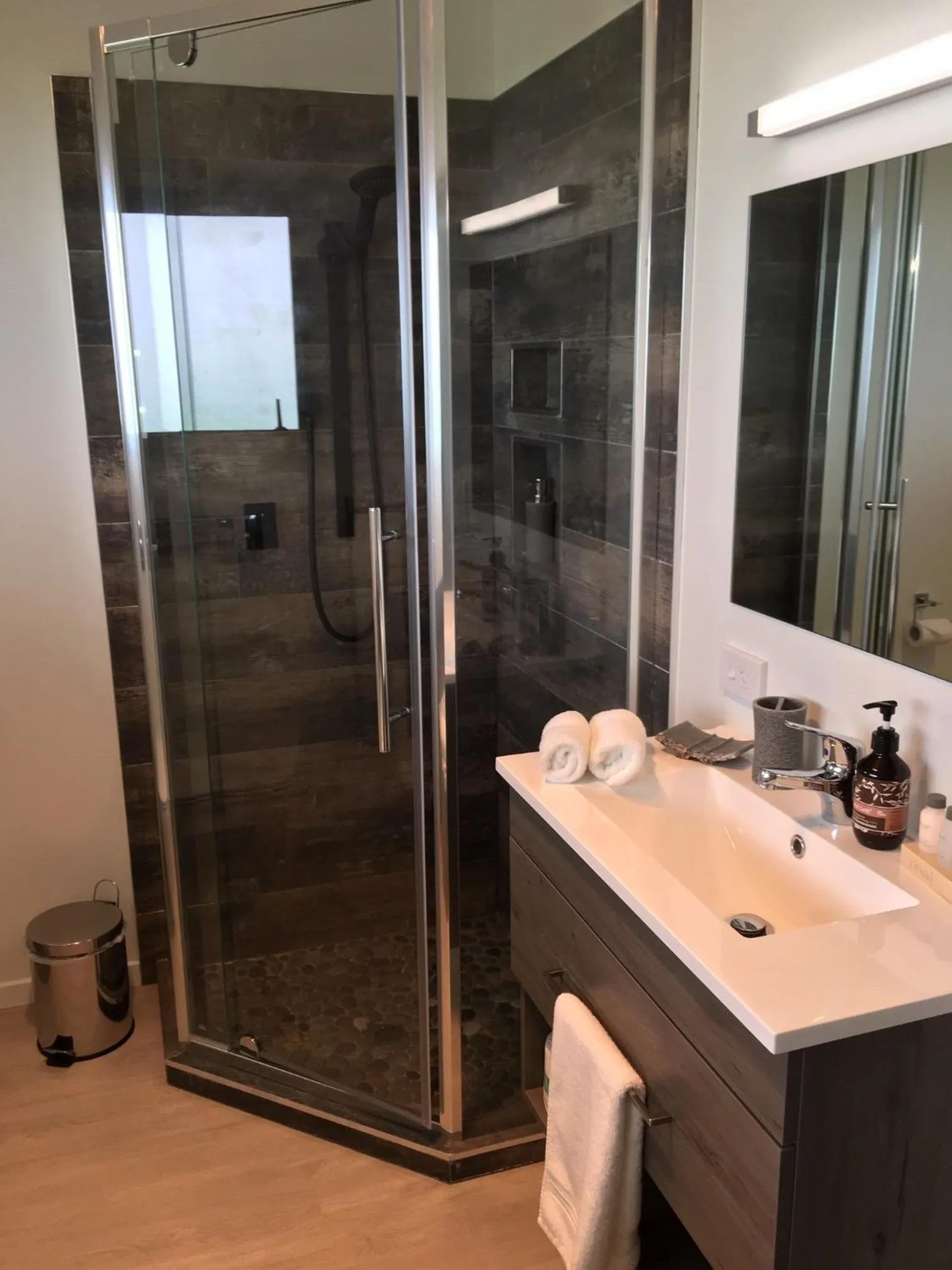 Shower in Baycourt Lakefront Motel