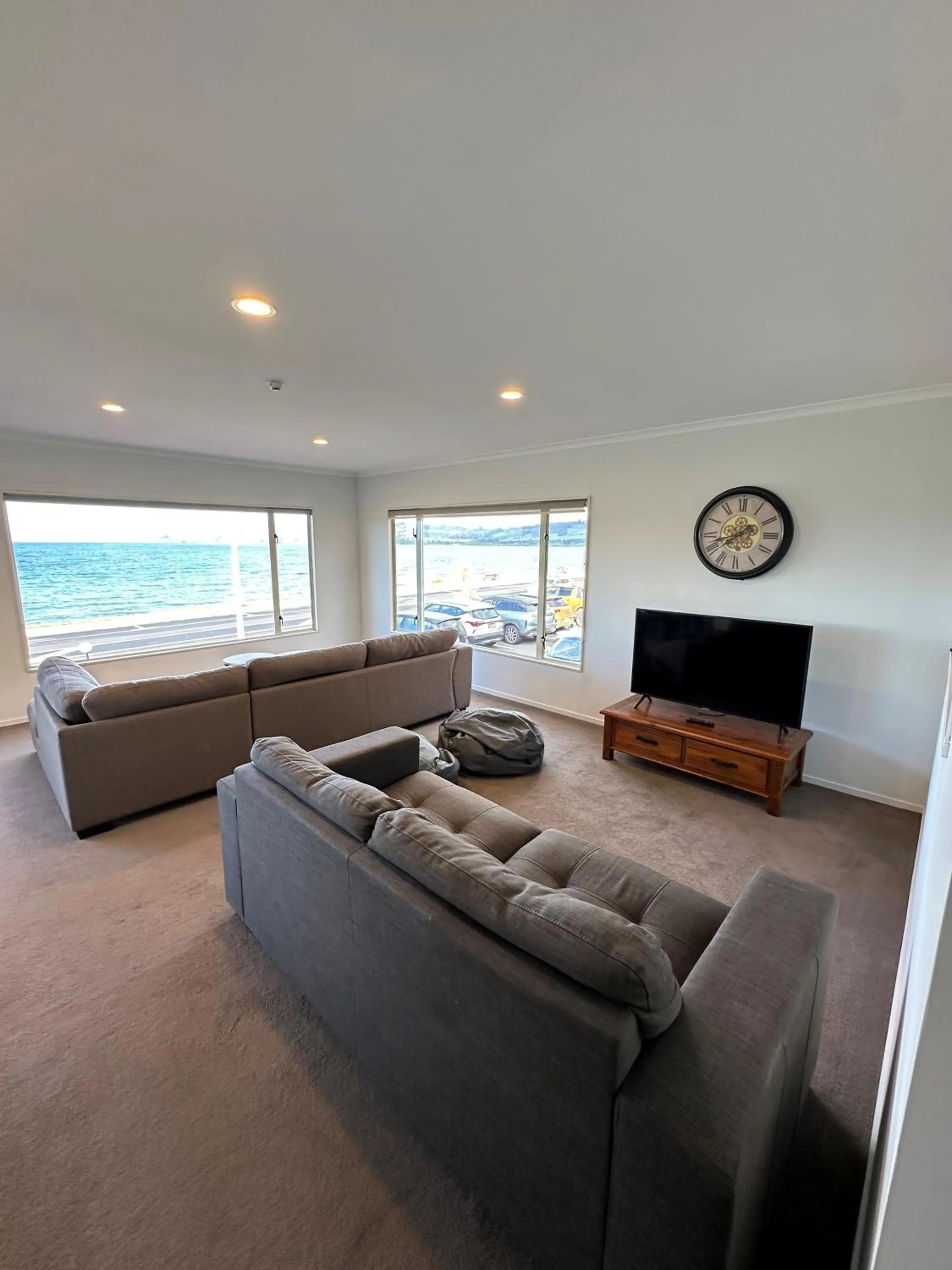 Communal lounge/ TV room in Baycourt Lakefront Motel