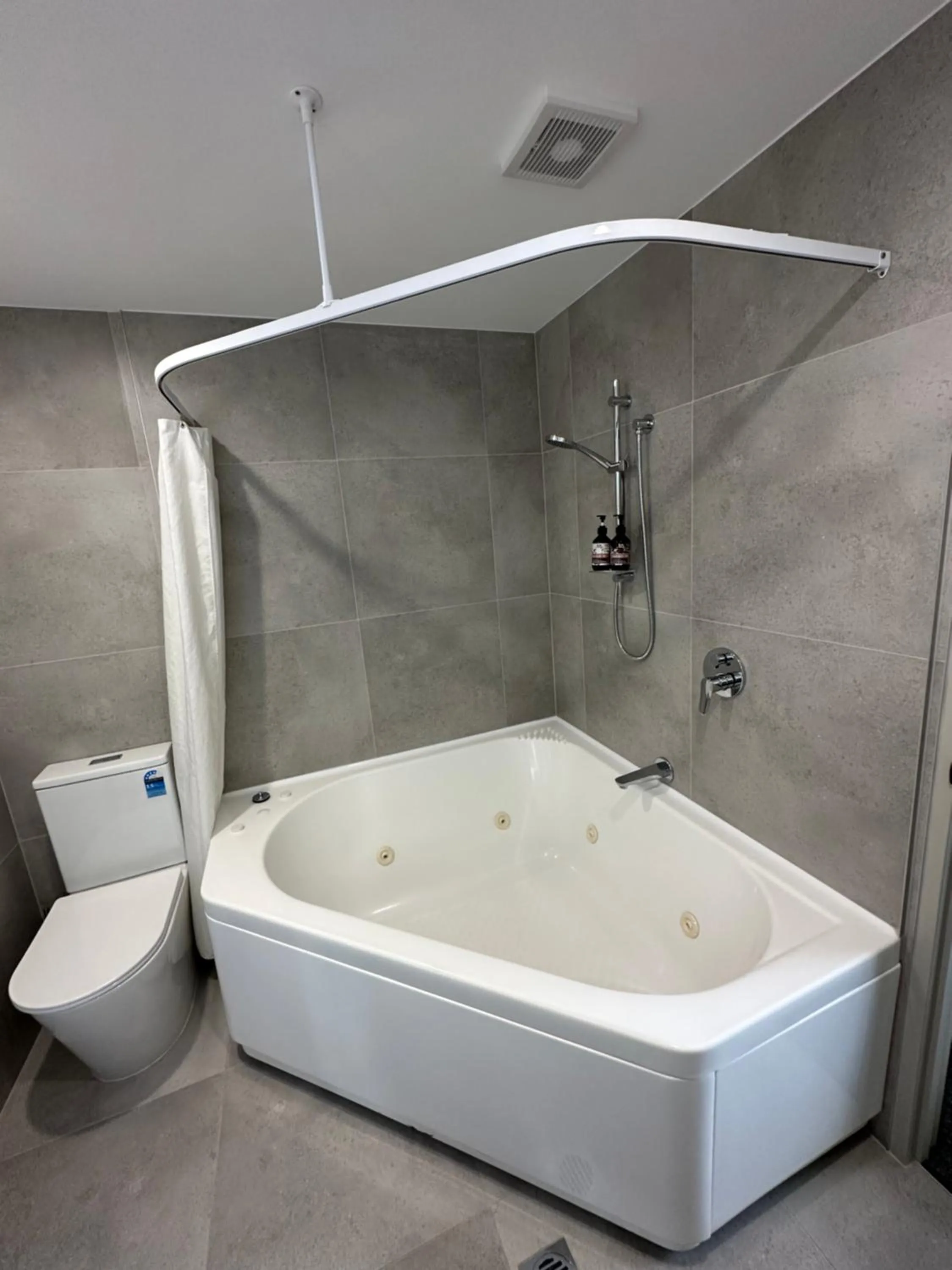 Shower in Baycourt Lakefront Motel