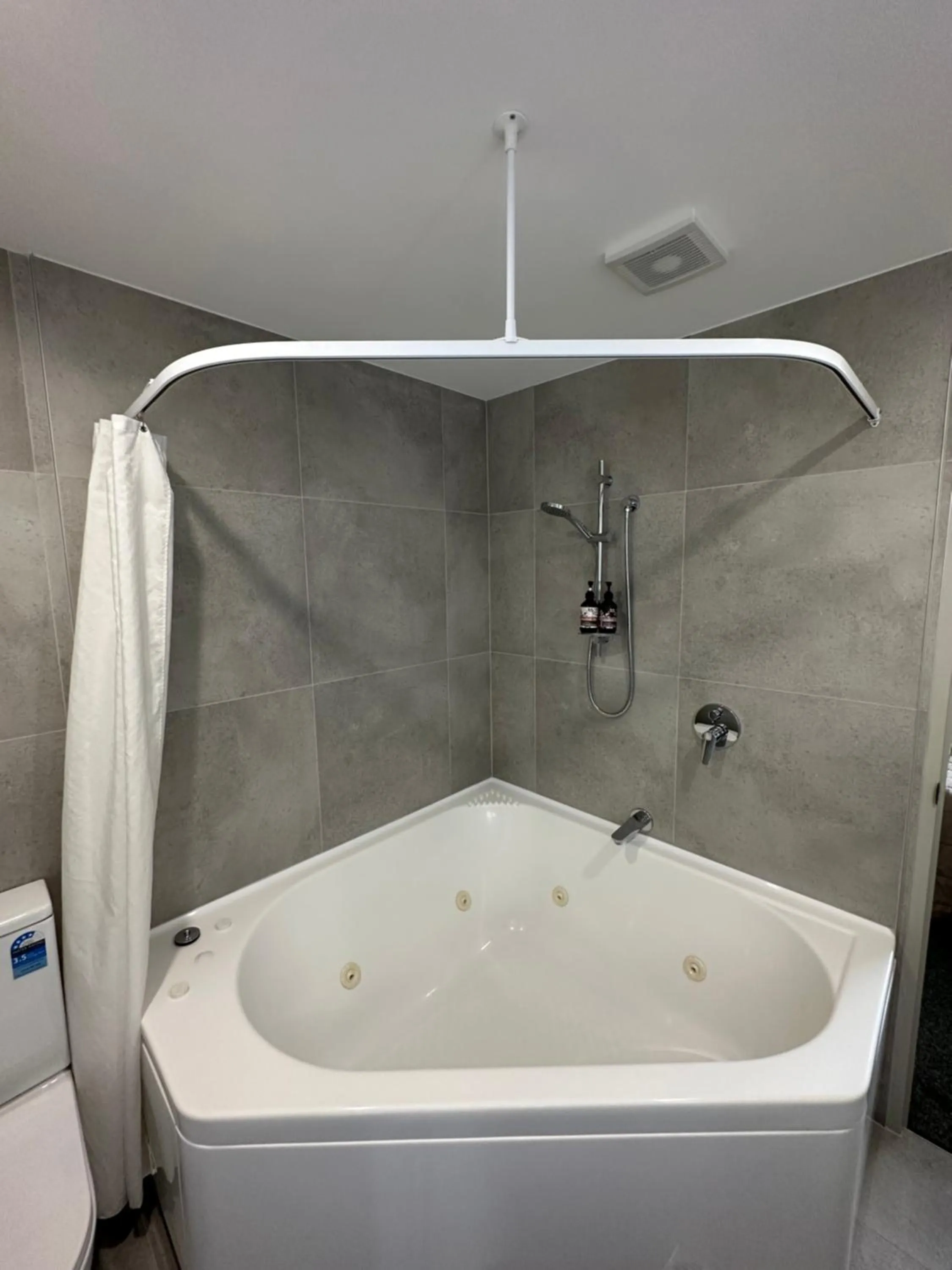 Shower in Baycourt Lakefront Motel