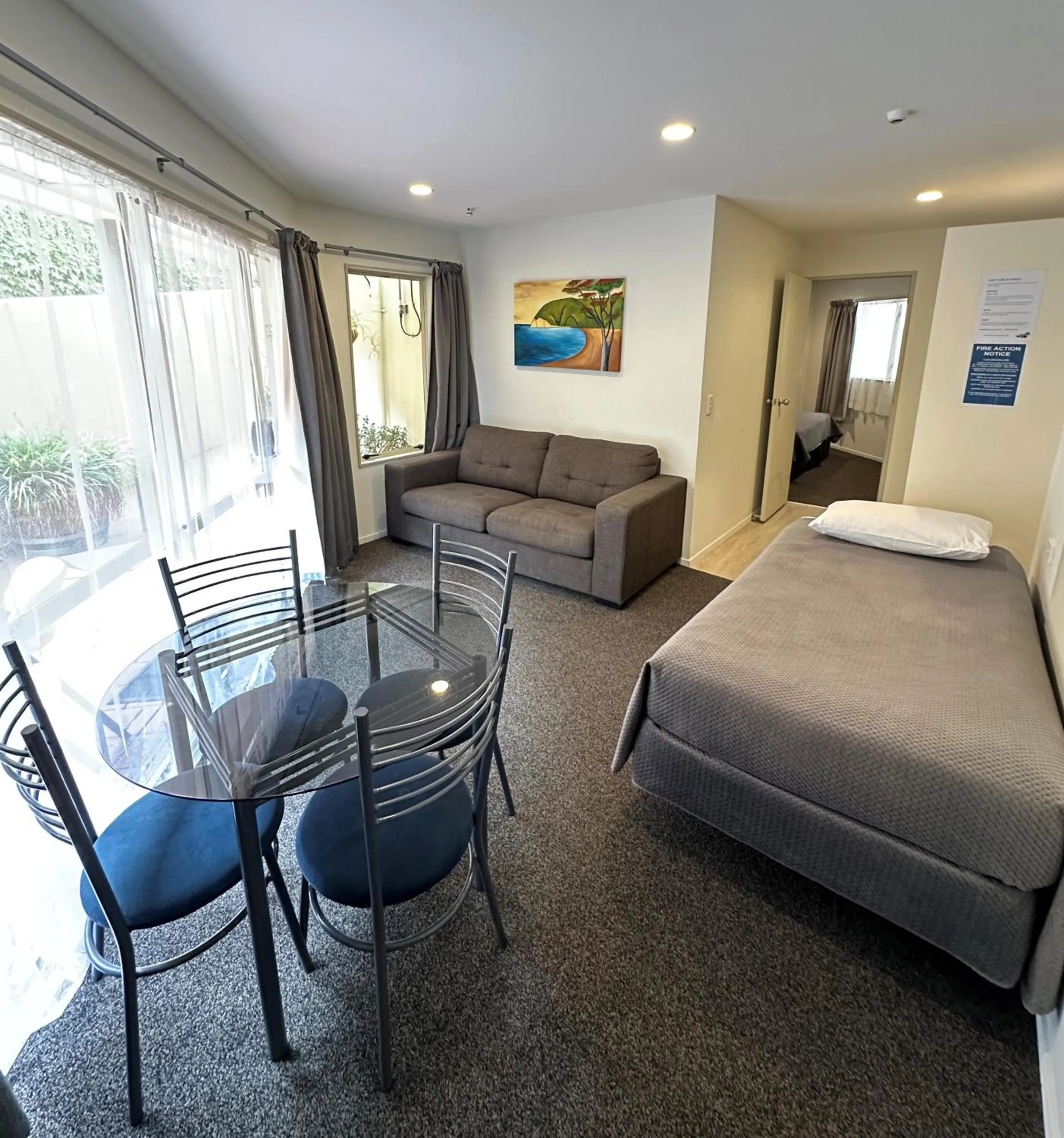 Living room, Bed in Baycourt Lakefront Motel