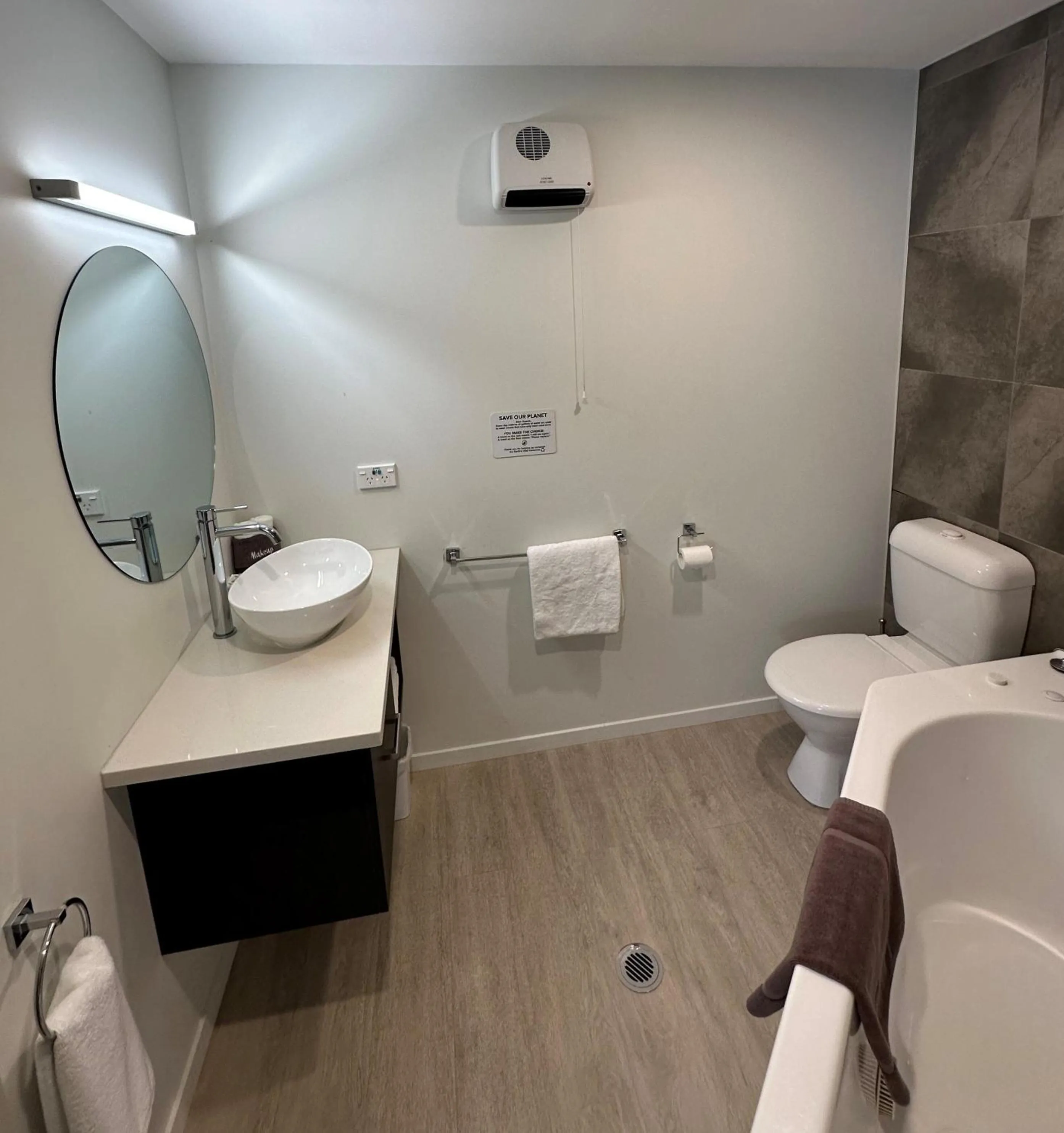 Toilet in Baycourt Lakefront Motel