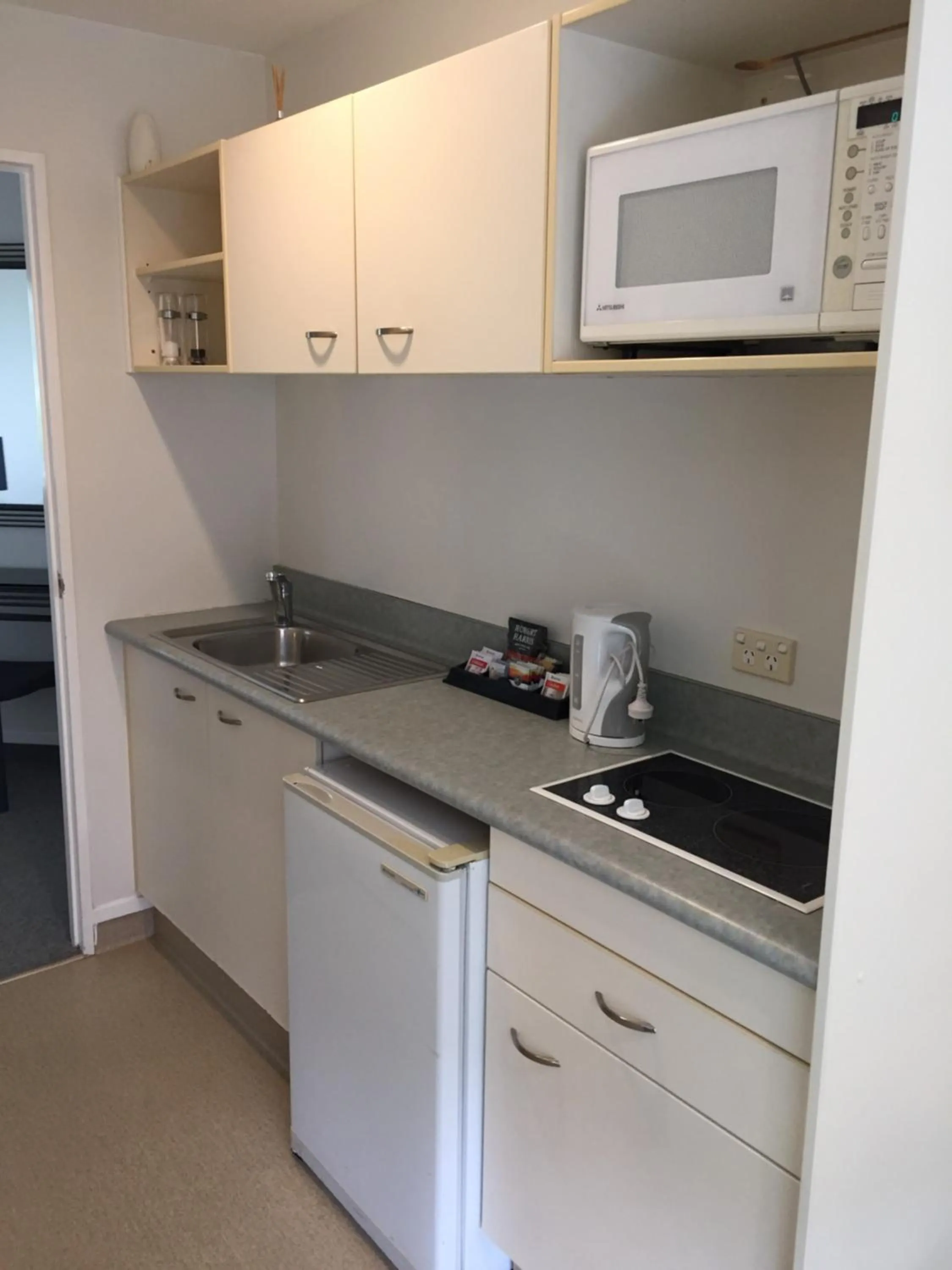 Kitchen or kitchenette in Baycourt Lakefront Motel
