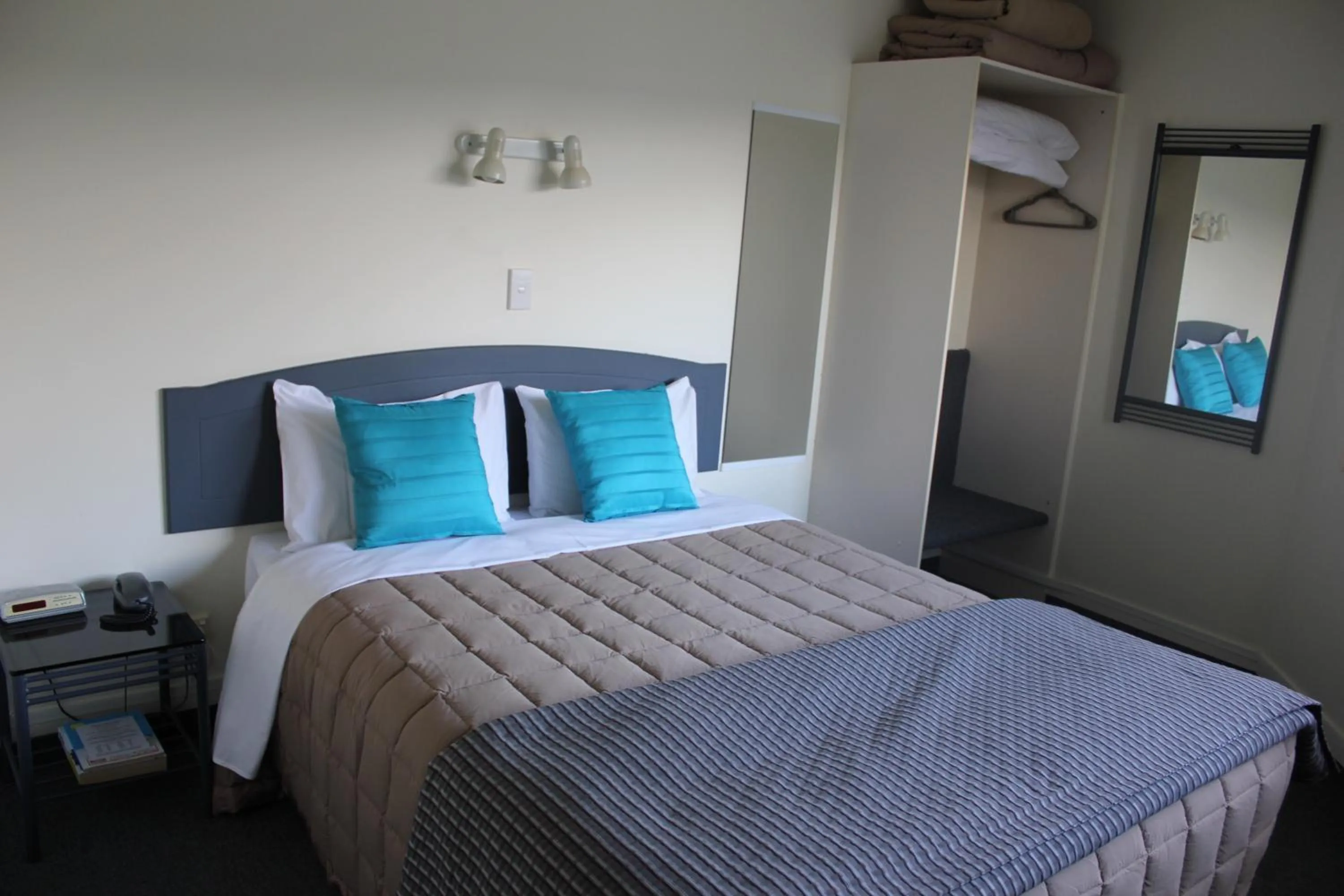 Bed in Baycourt Lakefront Motel