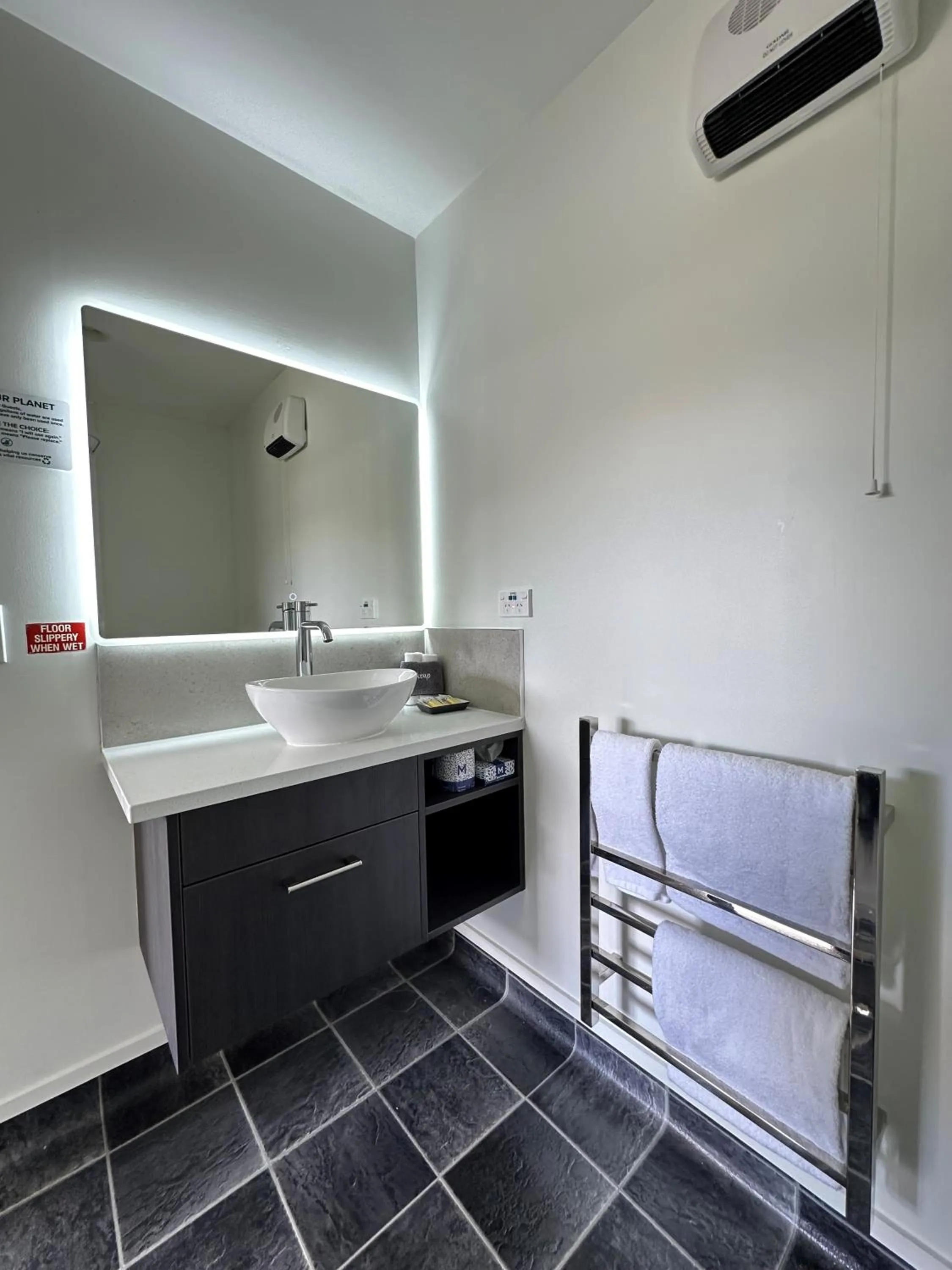 Bathroom in Baycourt Lakefront Motel