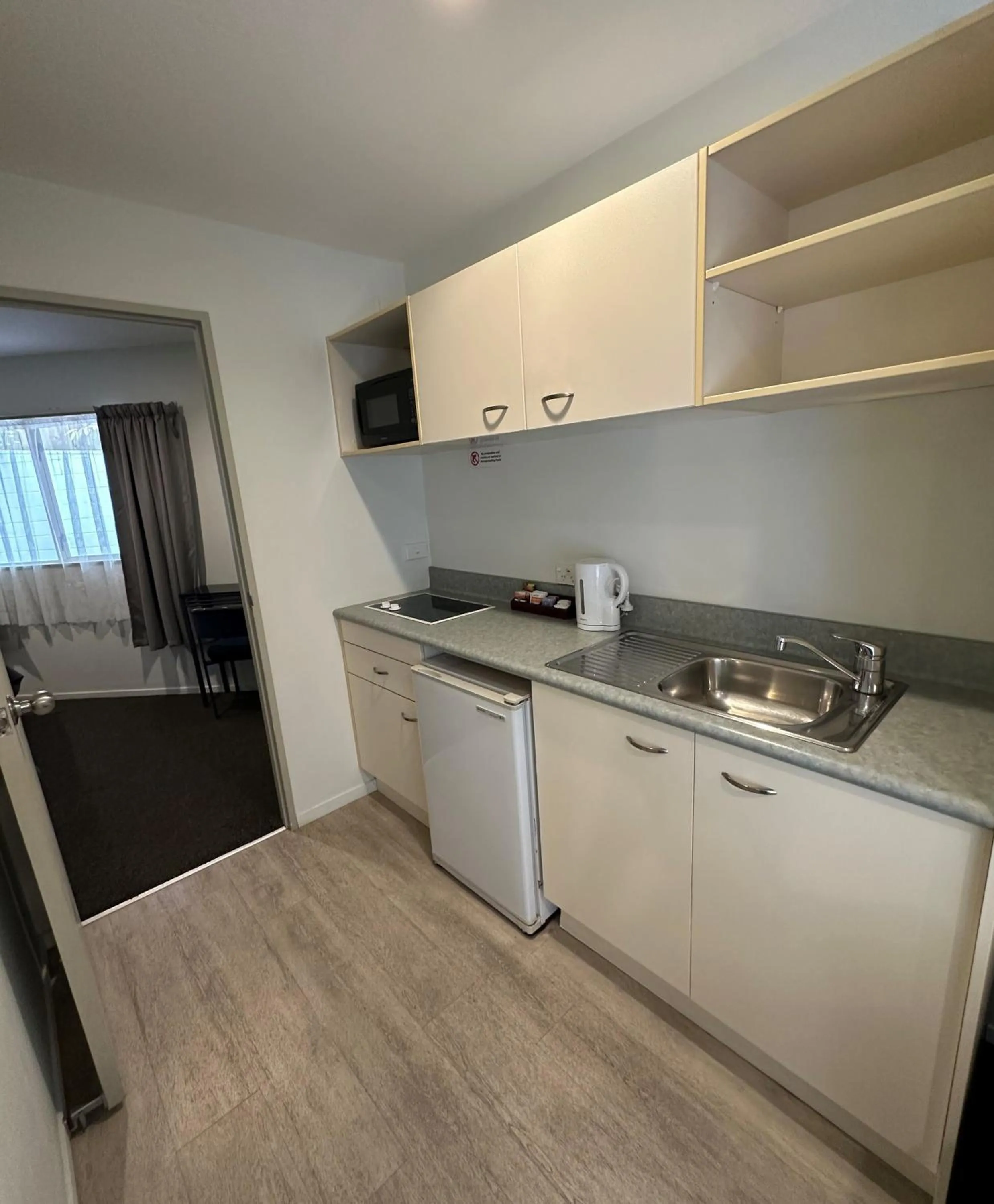 kitchen in Baycourt Lakefront Motel