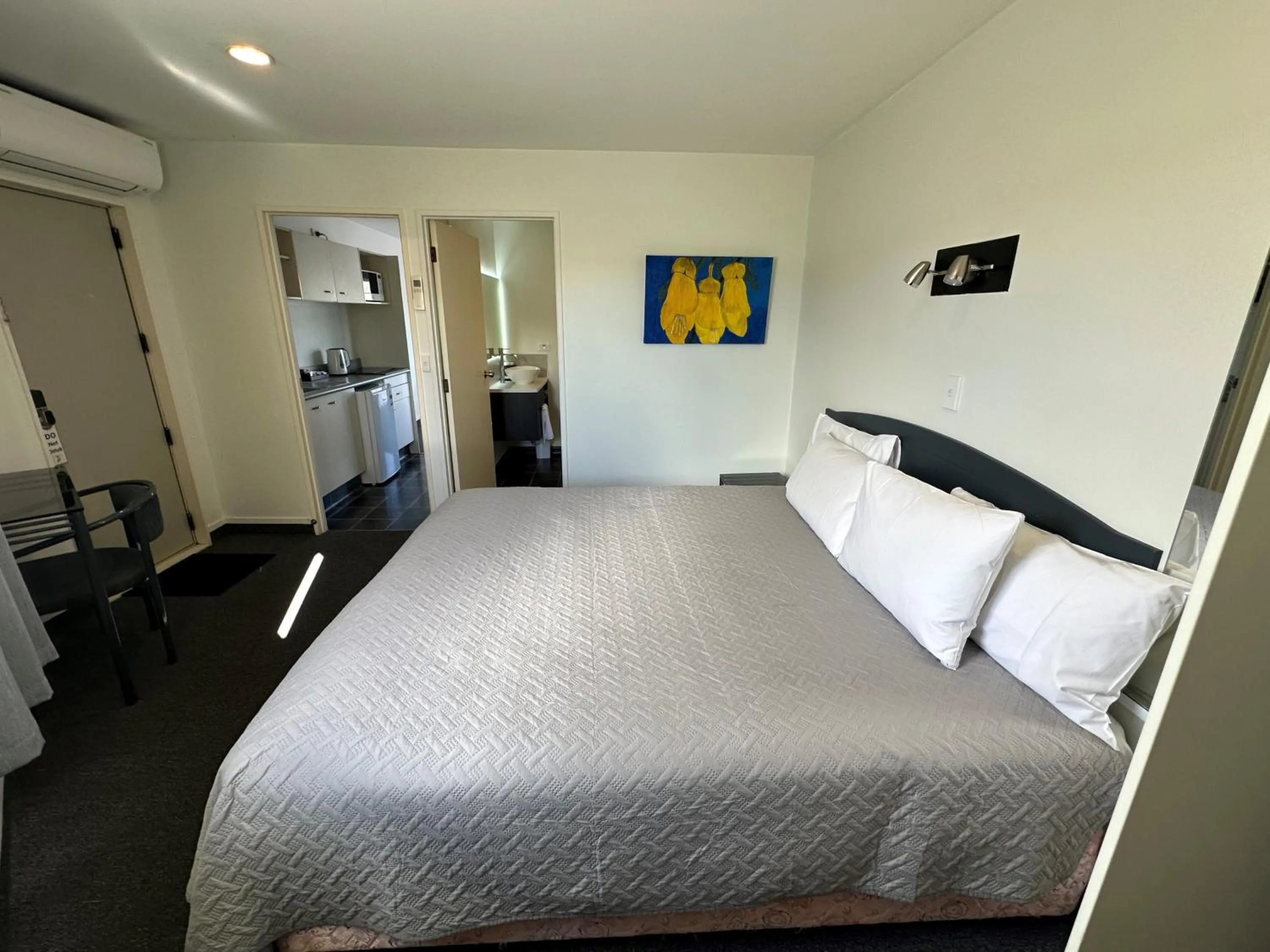 Bedroom, Bed in Baycourt Lakefront Motel