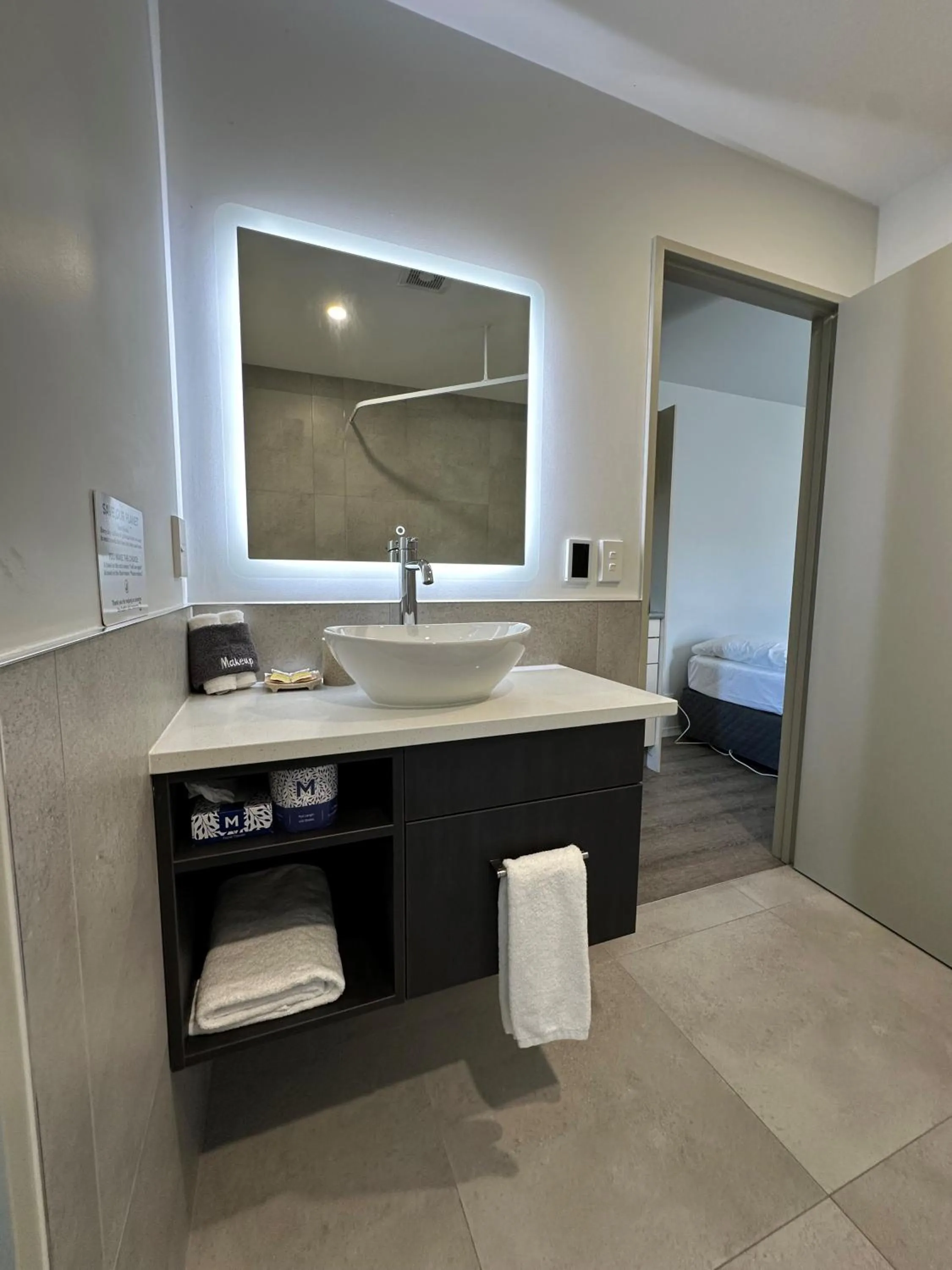 Bathroom in Baycourt Lakefront Motel