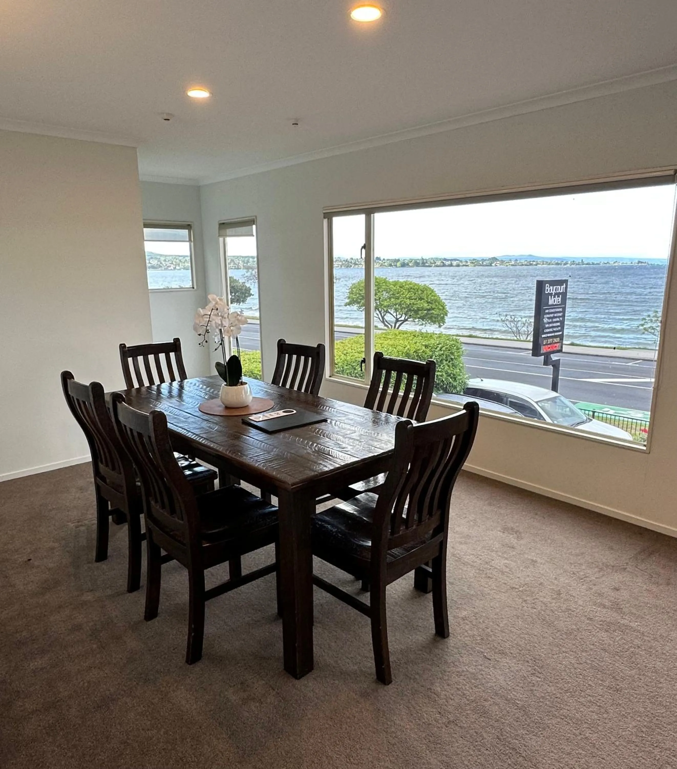 Dining area in Baycourt Lakefront Motel