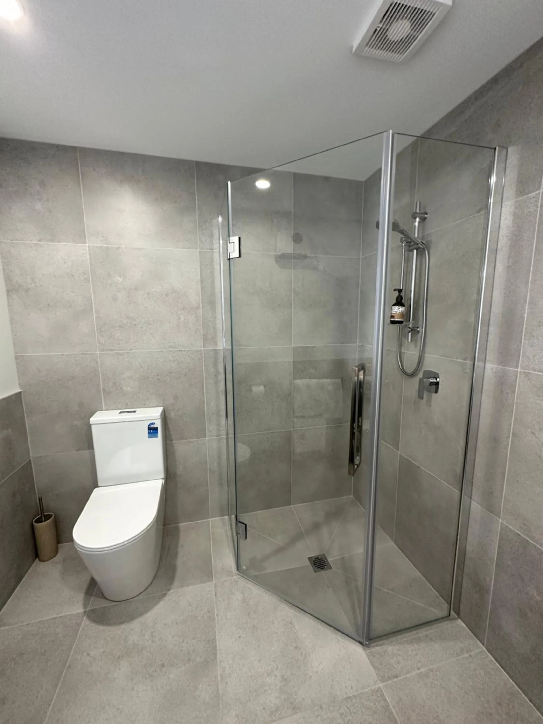 Shower in Baycourt Lakefront Motel