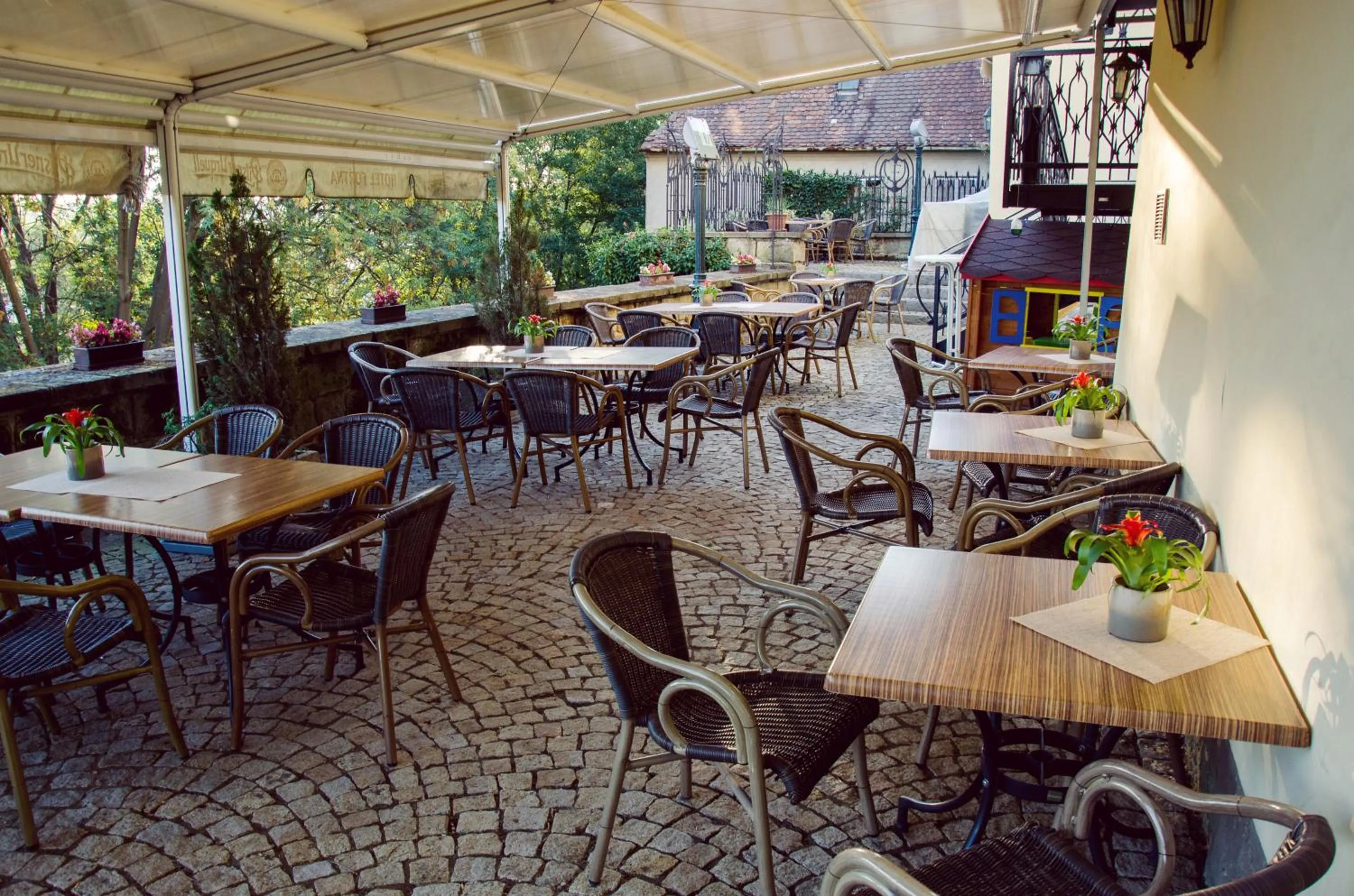 Restaurant/places to eat in Hotel Fortna