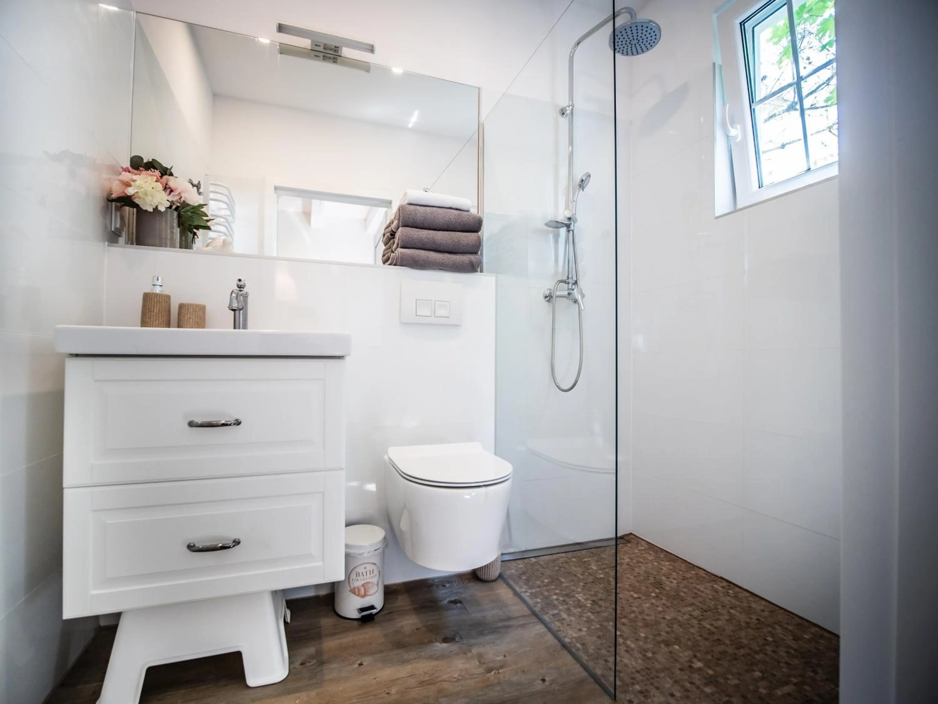 Shower in Holiday Bay