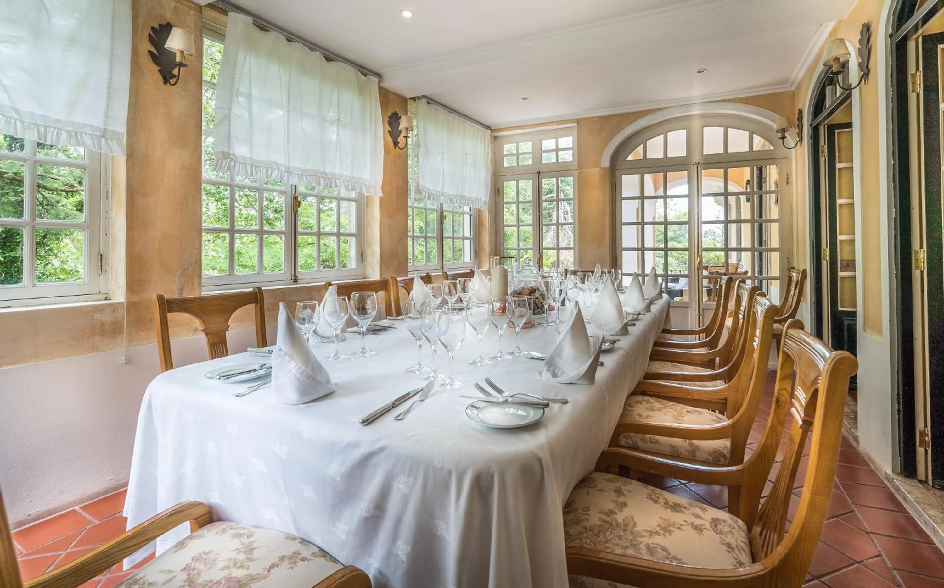 Restaurant/places to eat in Lawrences Hotel