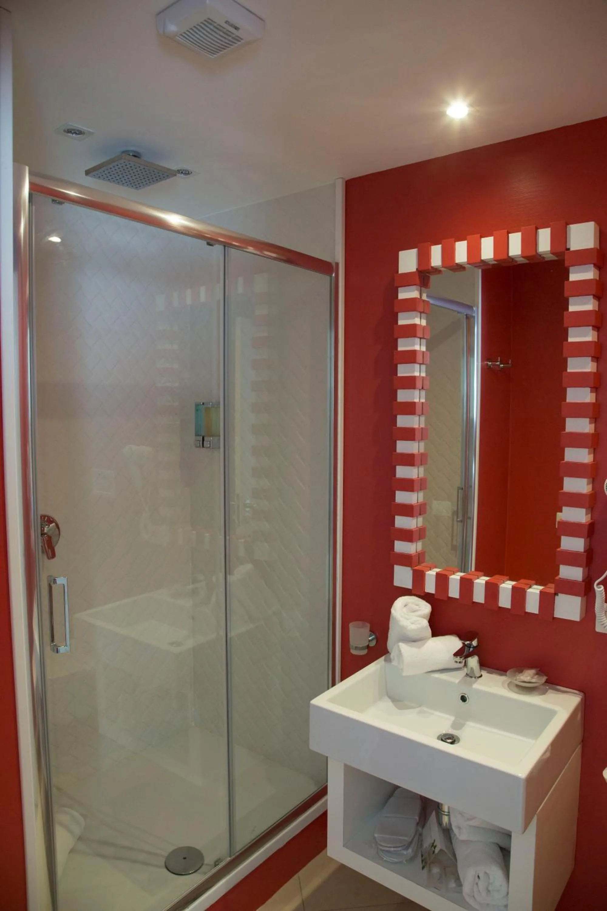 Shower in Sorrento ResArt Suite