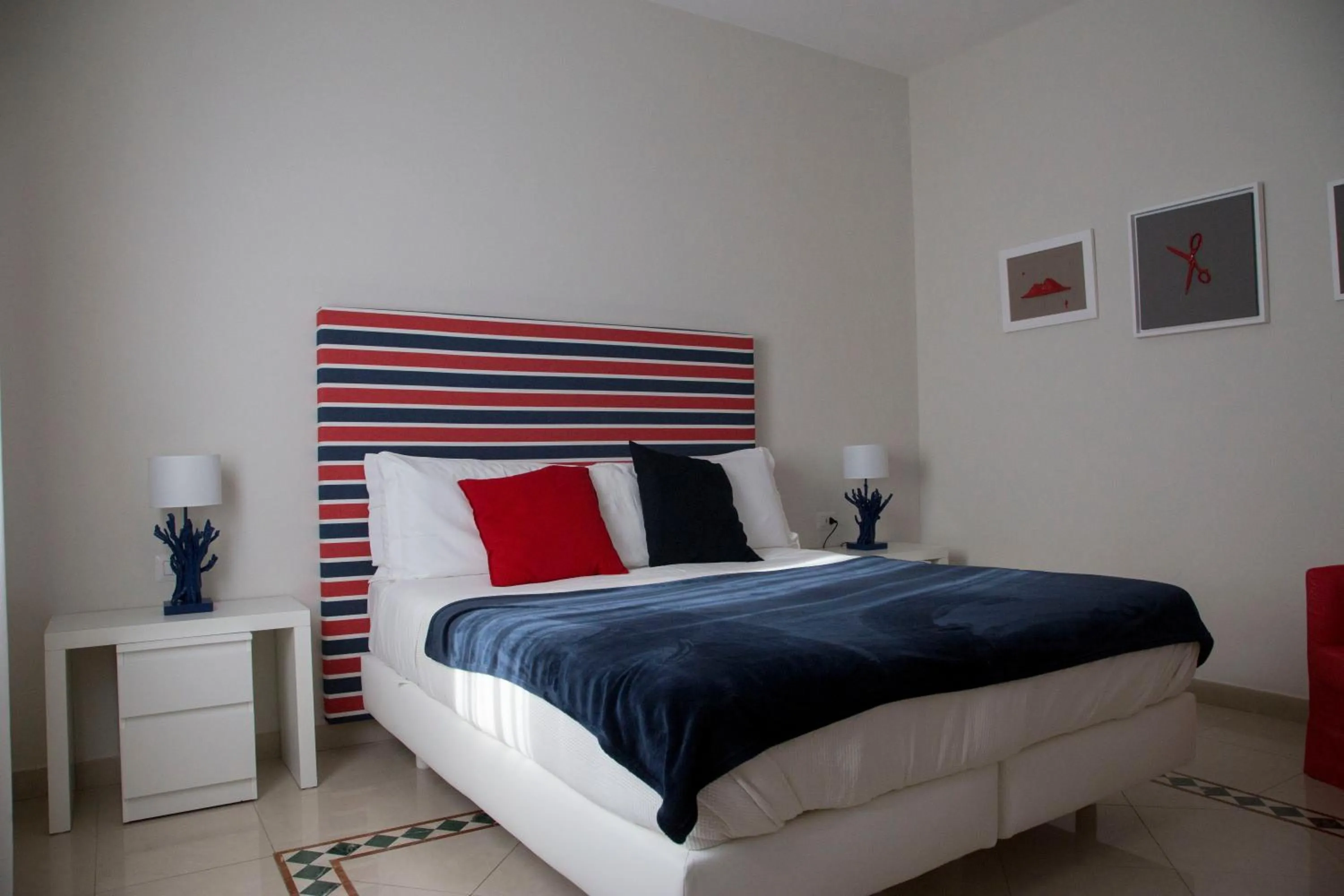 Photo of the whole room, Bed in Sorrento ResArt Suite