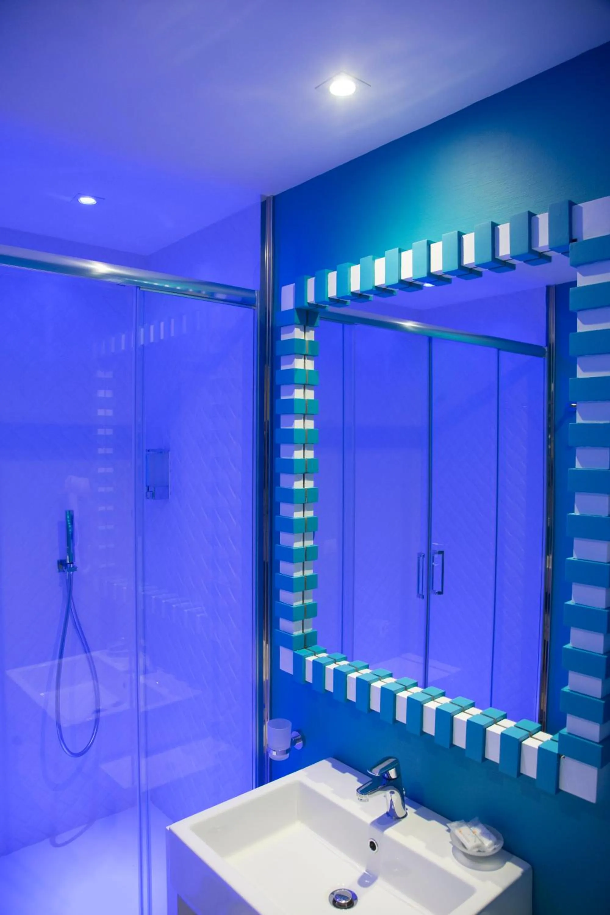 Shower in Sorrento ResArt Suite