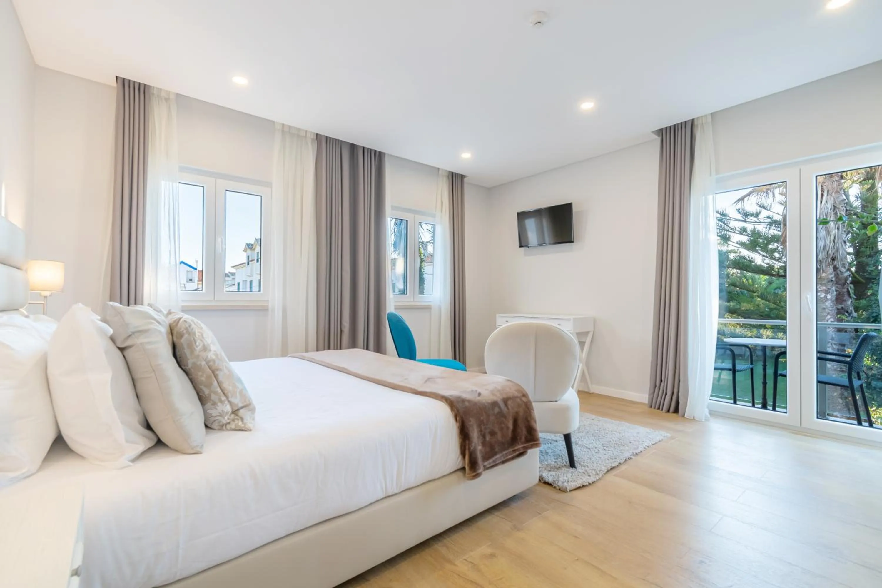 Bedroom, Bed in Silver Seahorse Garden Retreat