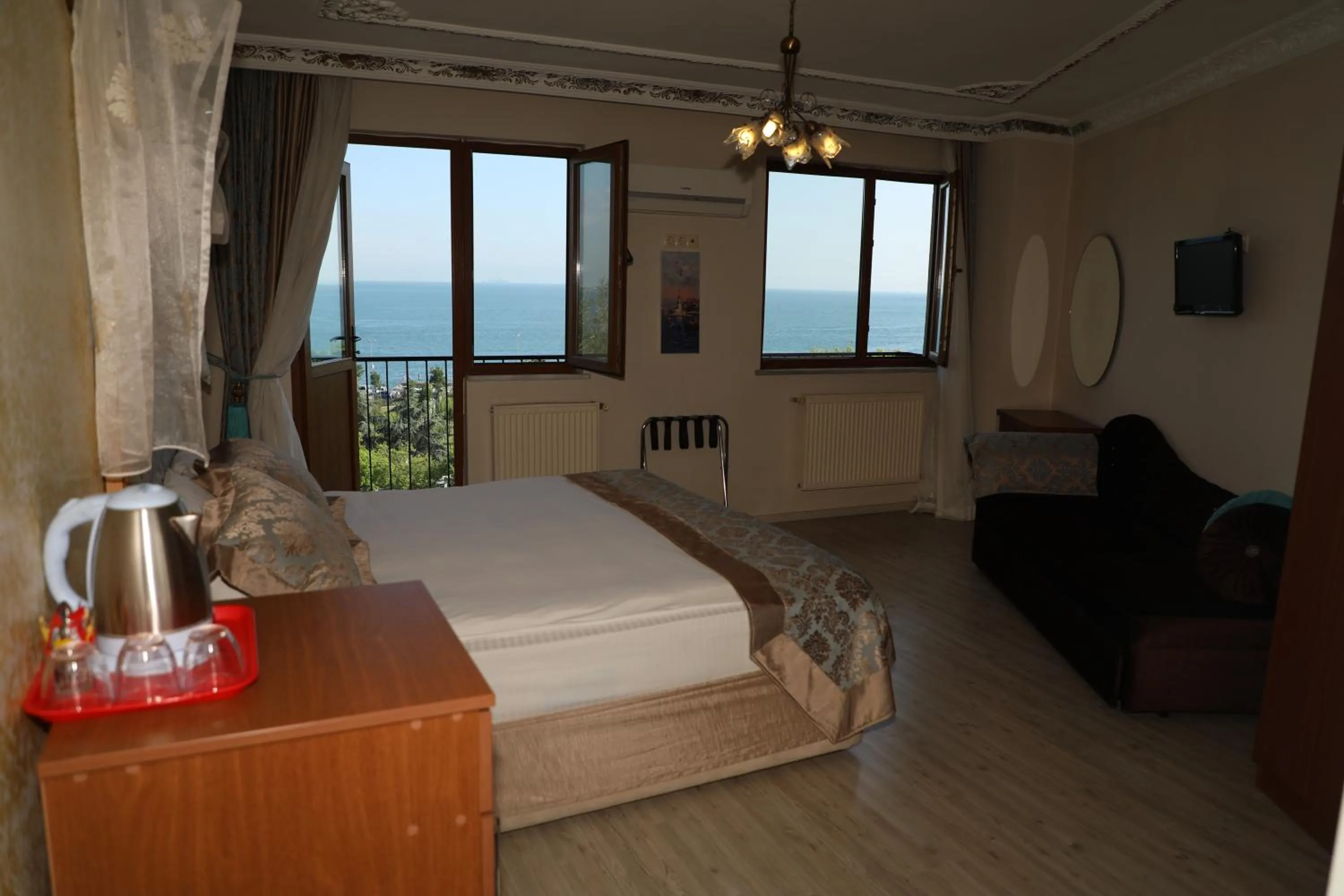 Photo of the whole room, Bed in Seahouse Suites