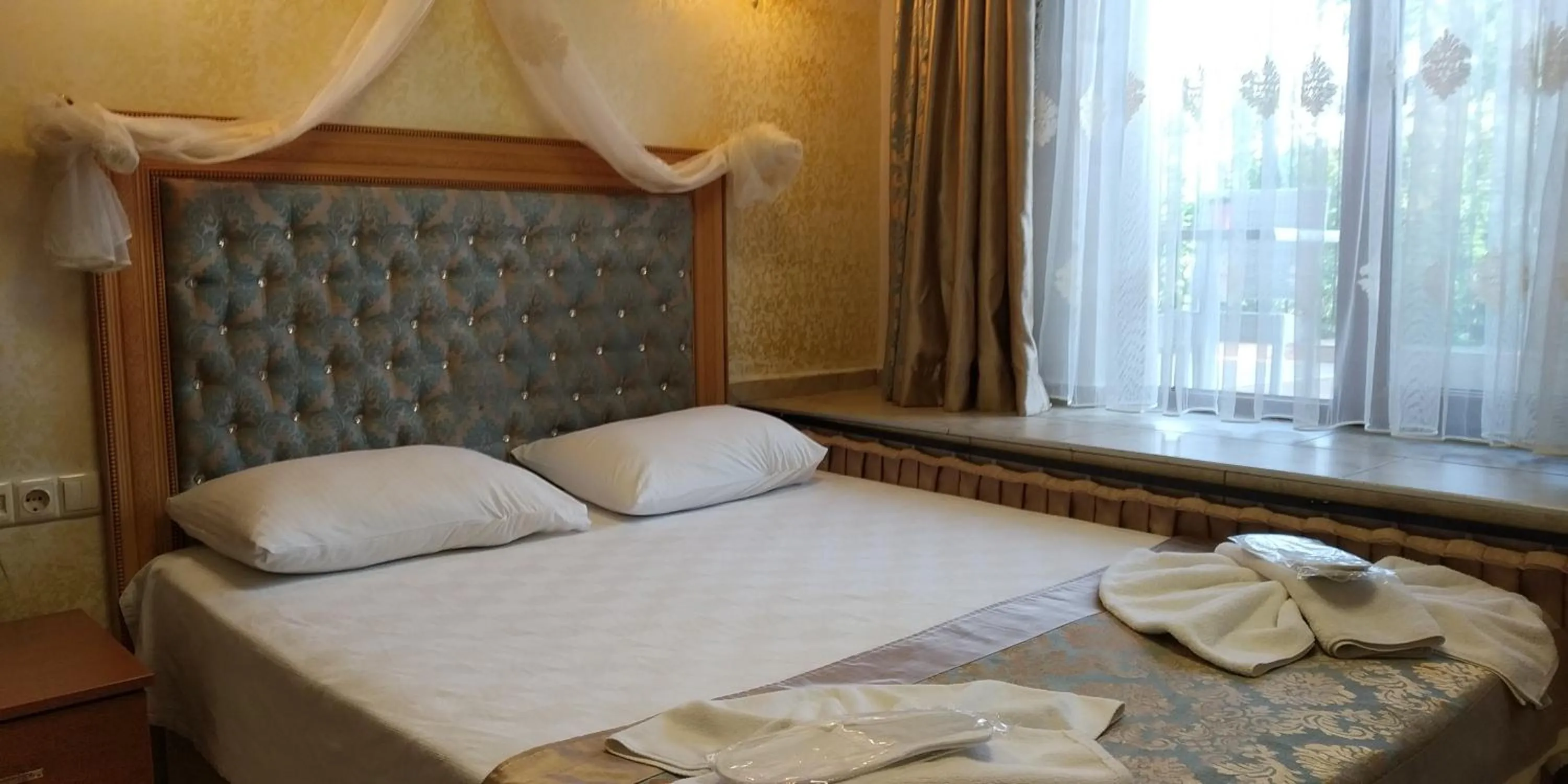 Photo of the whole room, Bed in Seahouse Suites