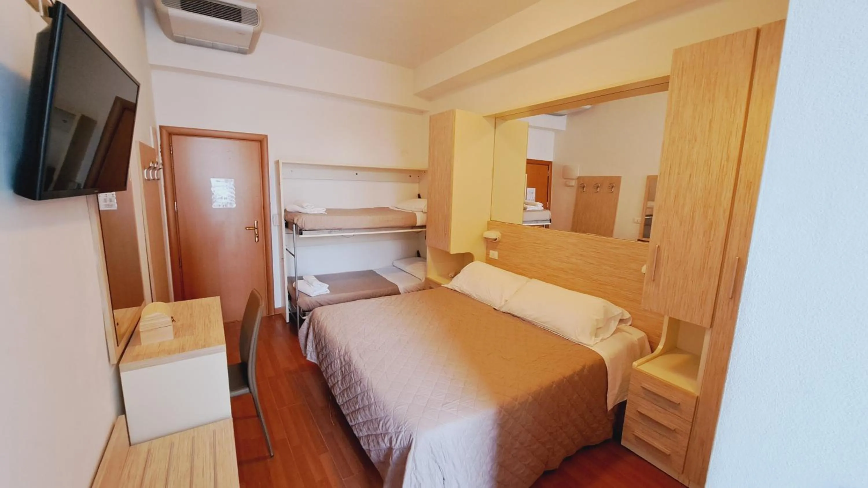 Photo of the whole room, Bed in Hotel Butterfly Wellness & Spa