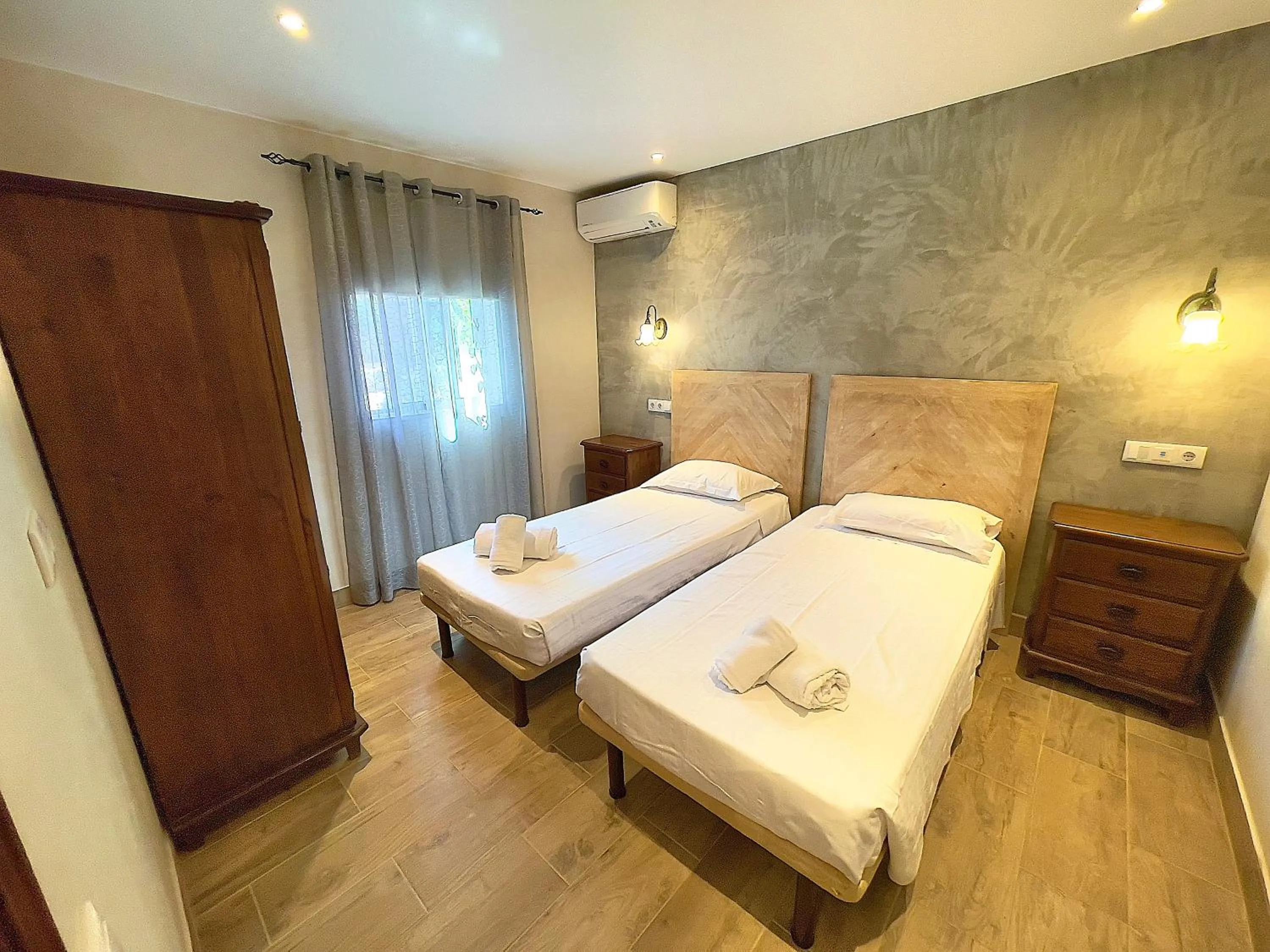 Bedroom, Bed in Quinta do Mar - Country & Sea Village