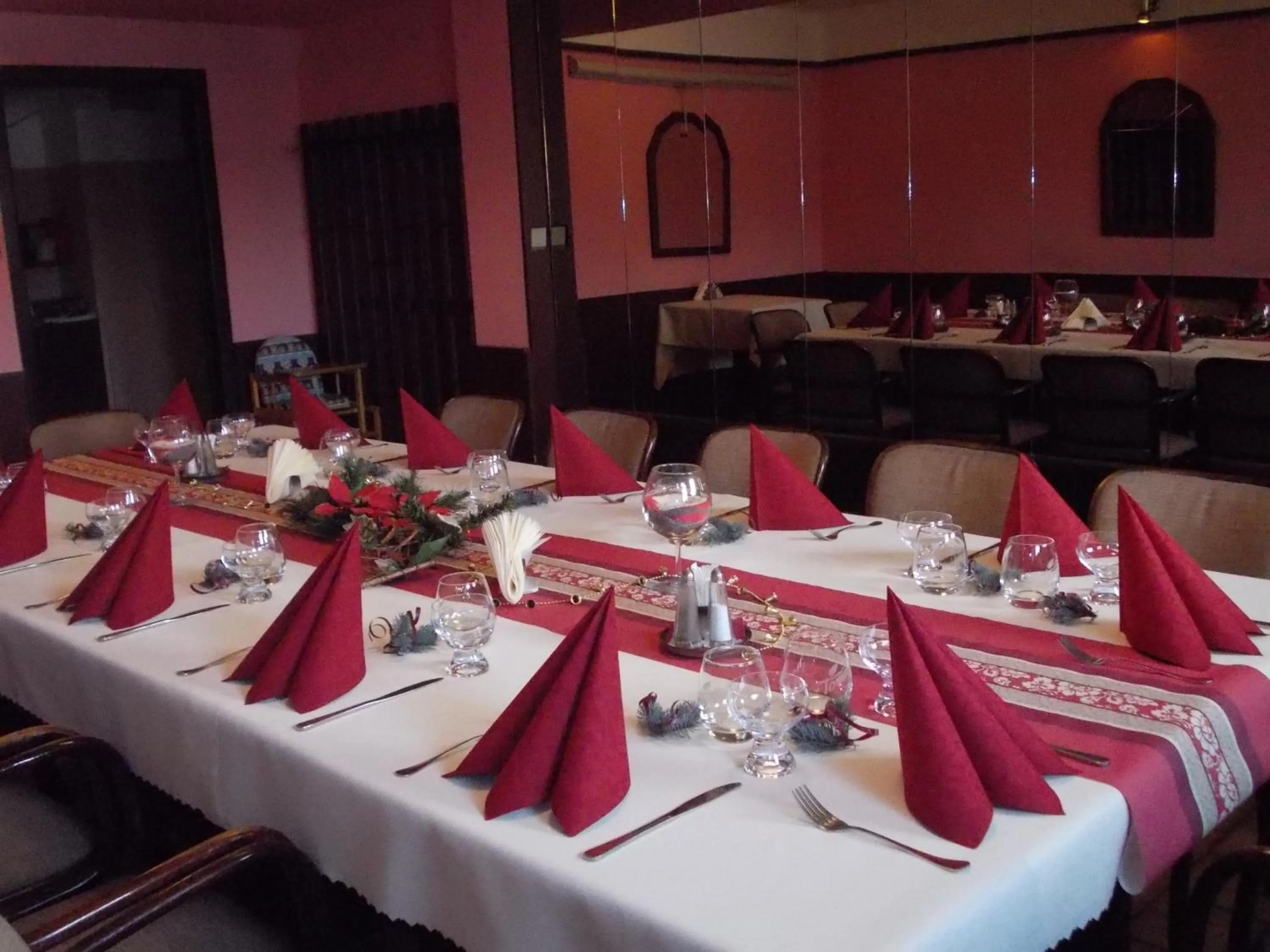 Restaurant/places to eat in Hotel Milotel