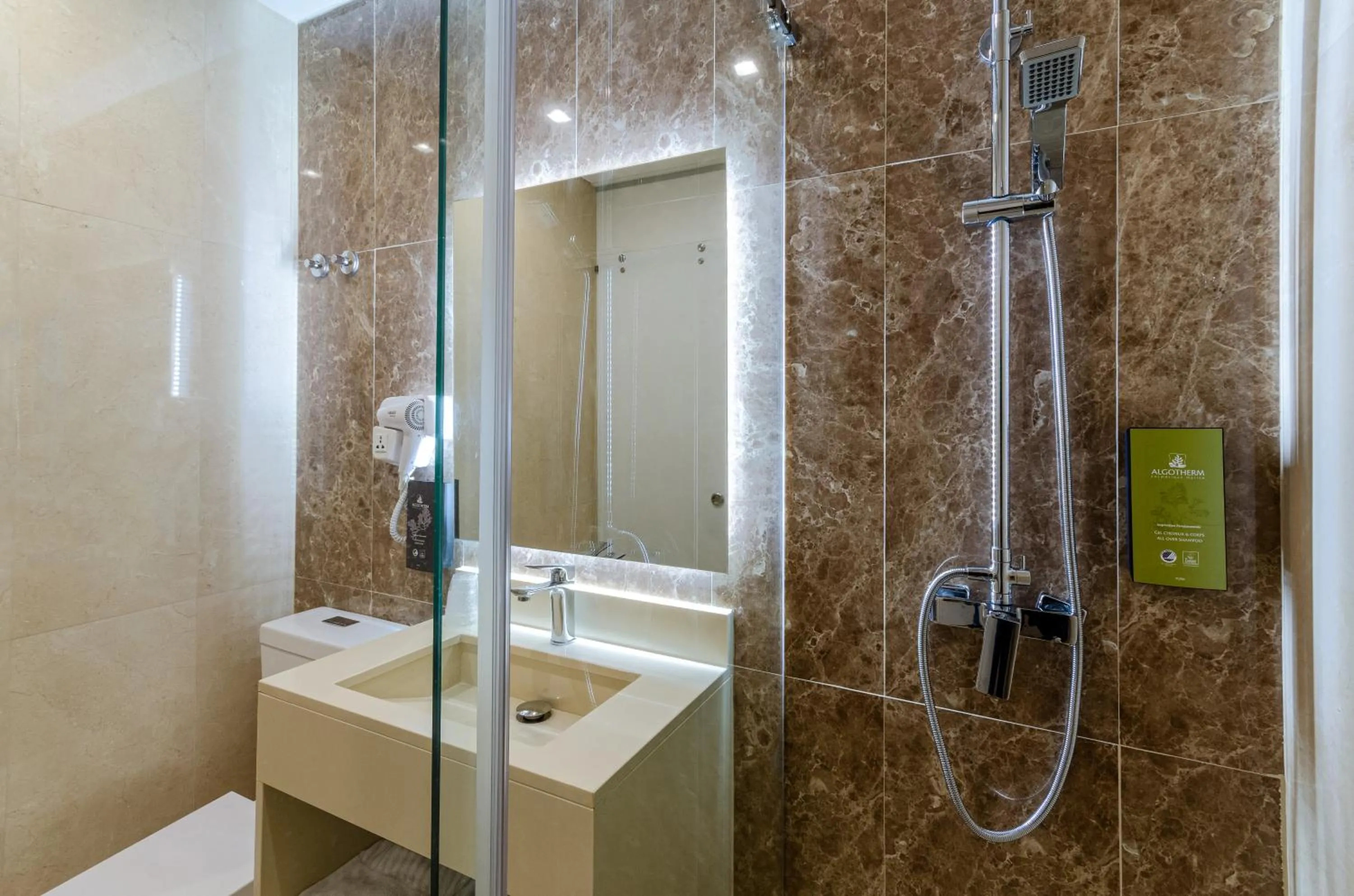 Shower in Hotel Avenida Park