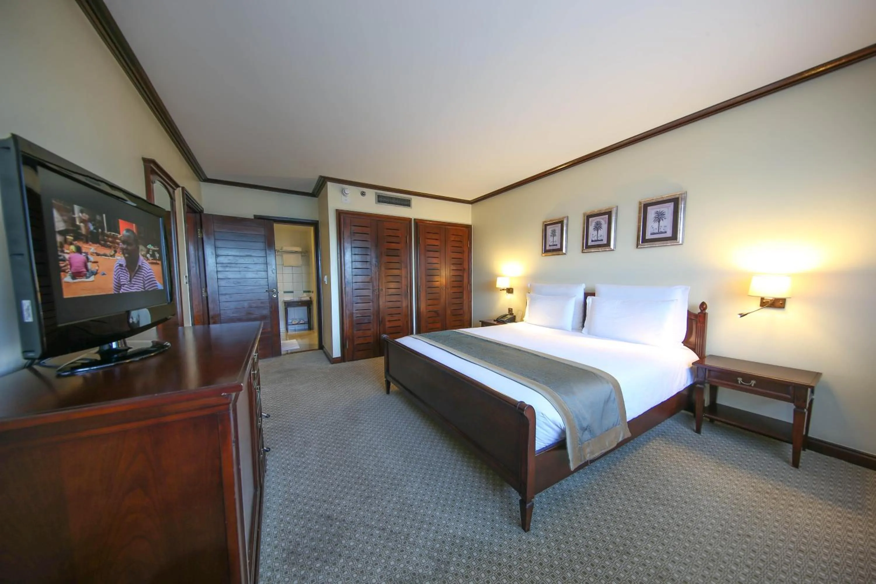 TV and multimedia, Bed in Dar es Salaam Serena Hotel