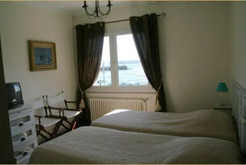 Photo of the whole room in Hotel Le Suroit