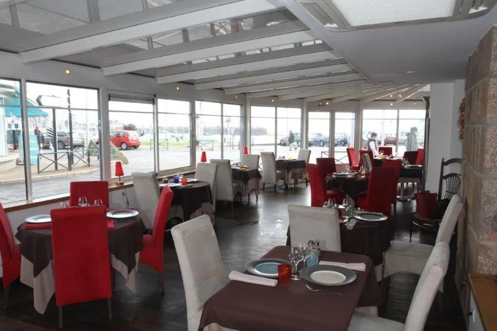 Restaurant/places to eat in Hotel Le Suroit