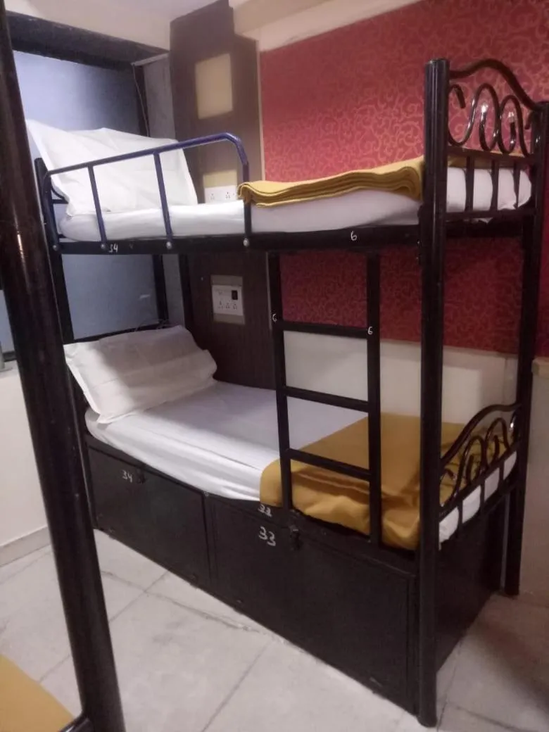 Bed in Bandra Dormitory Only for indian male